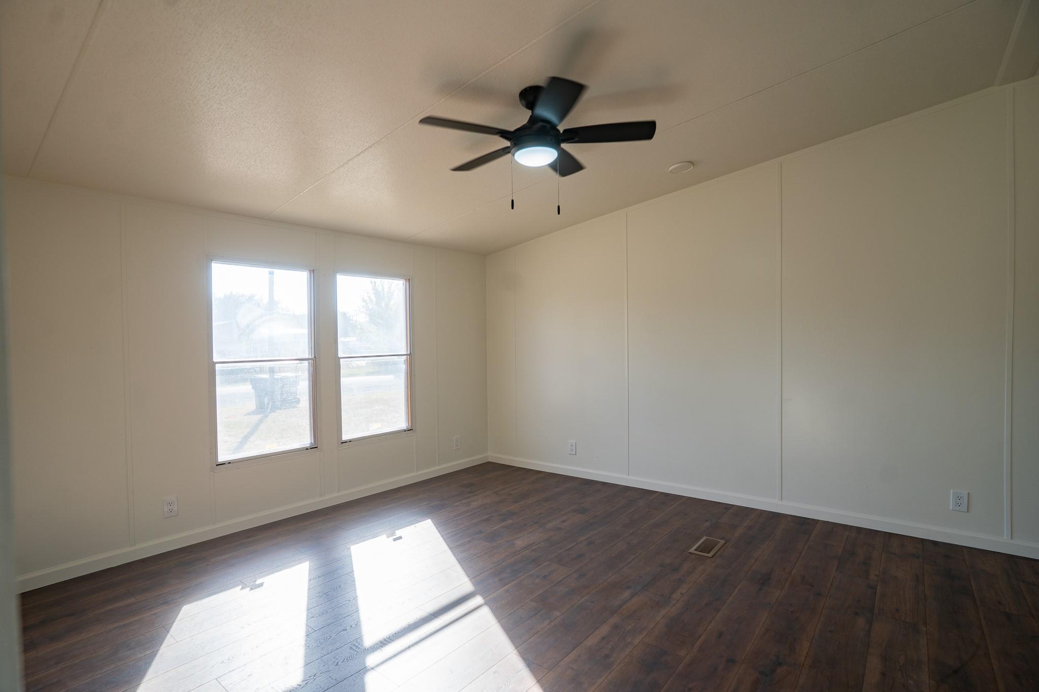 404 S Mill St, Flatonia, TX 78941