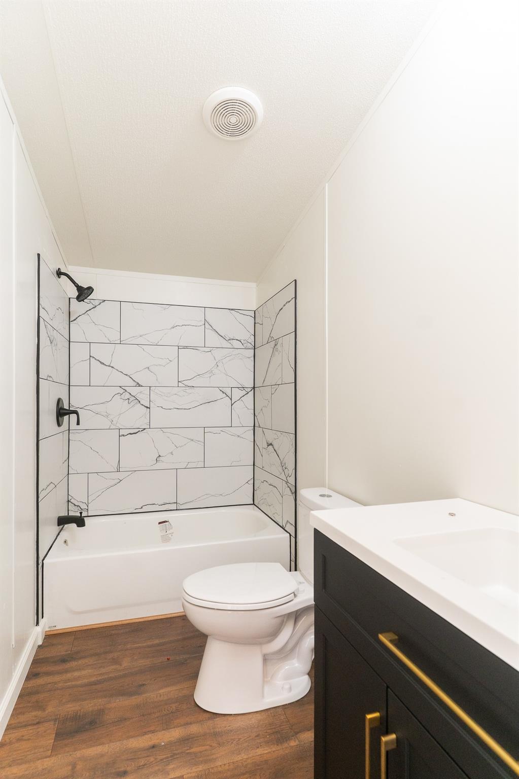 404 S Mill St, Flatonia, TX 78941