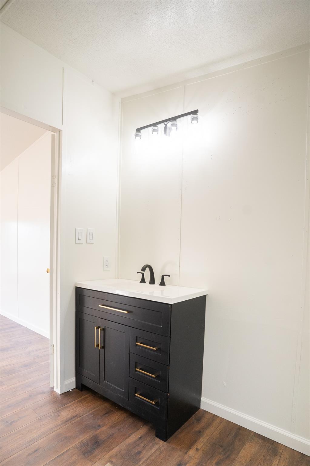 404 S Mill St, Flatonia, TX 78941