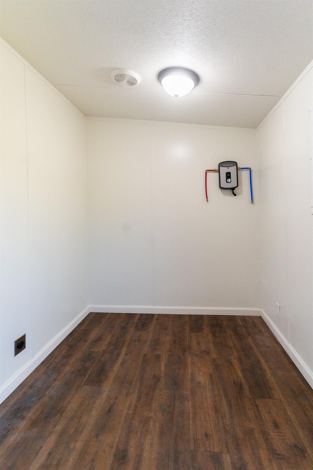 404 S Mill St, Flatonia, TX 78941