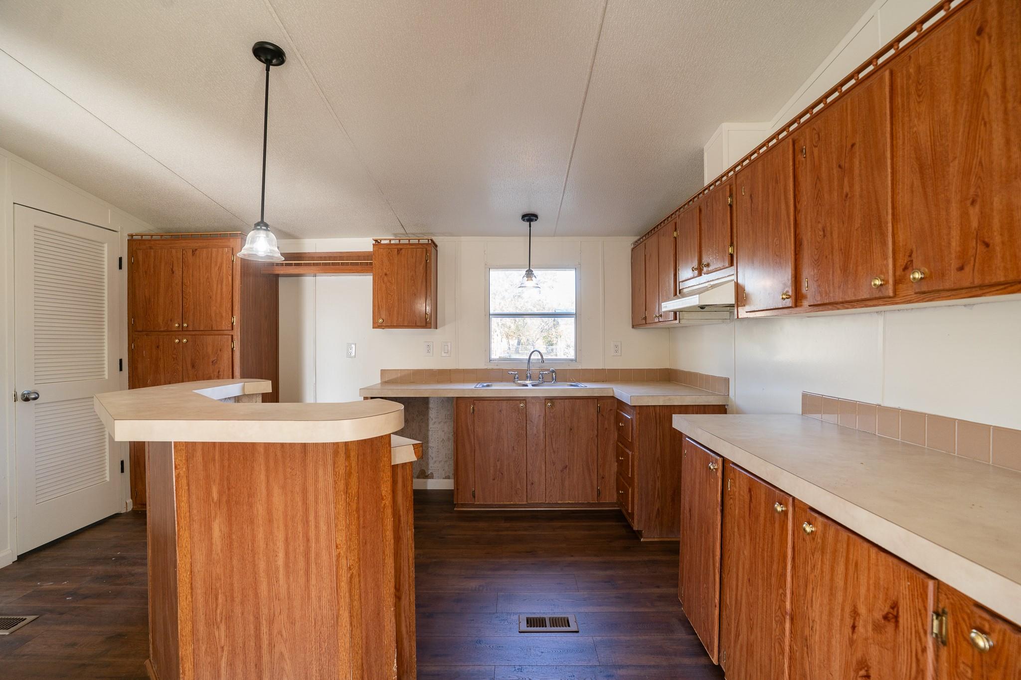 404 S Mill St, Flatonia, TX 78941