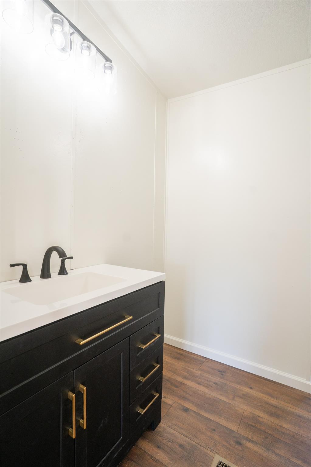 404 S Mill St, Flatonia, TX 78941