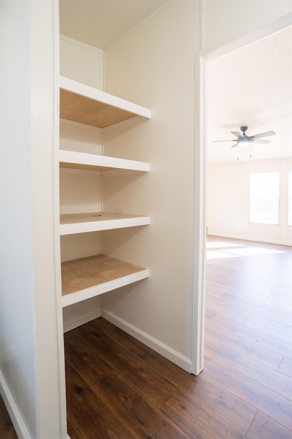 404 S Mill St, Flatonia, TX 78941