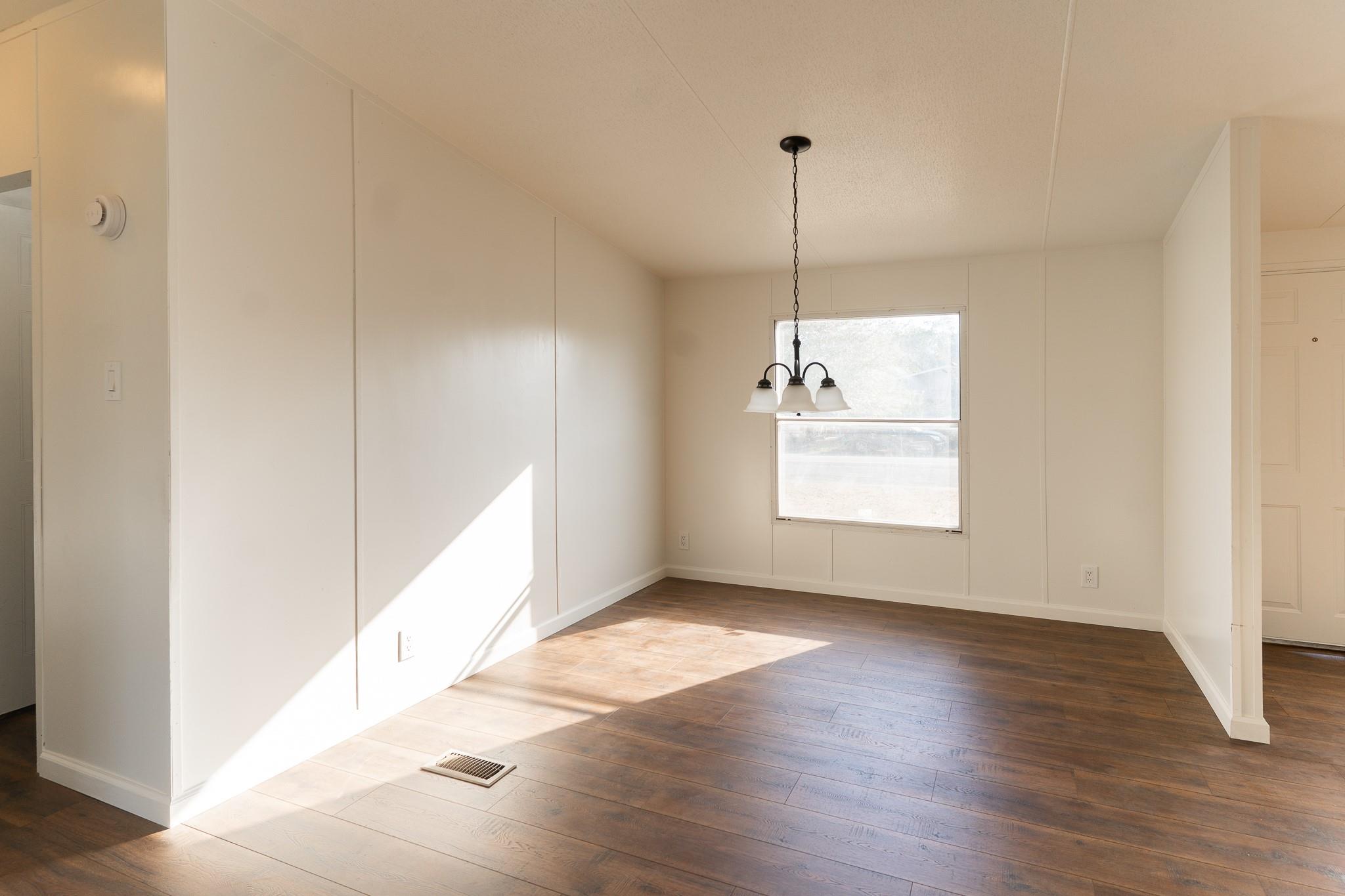 404 S Mill St, Flatonia, TX 78941