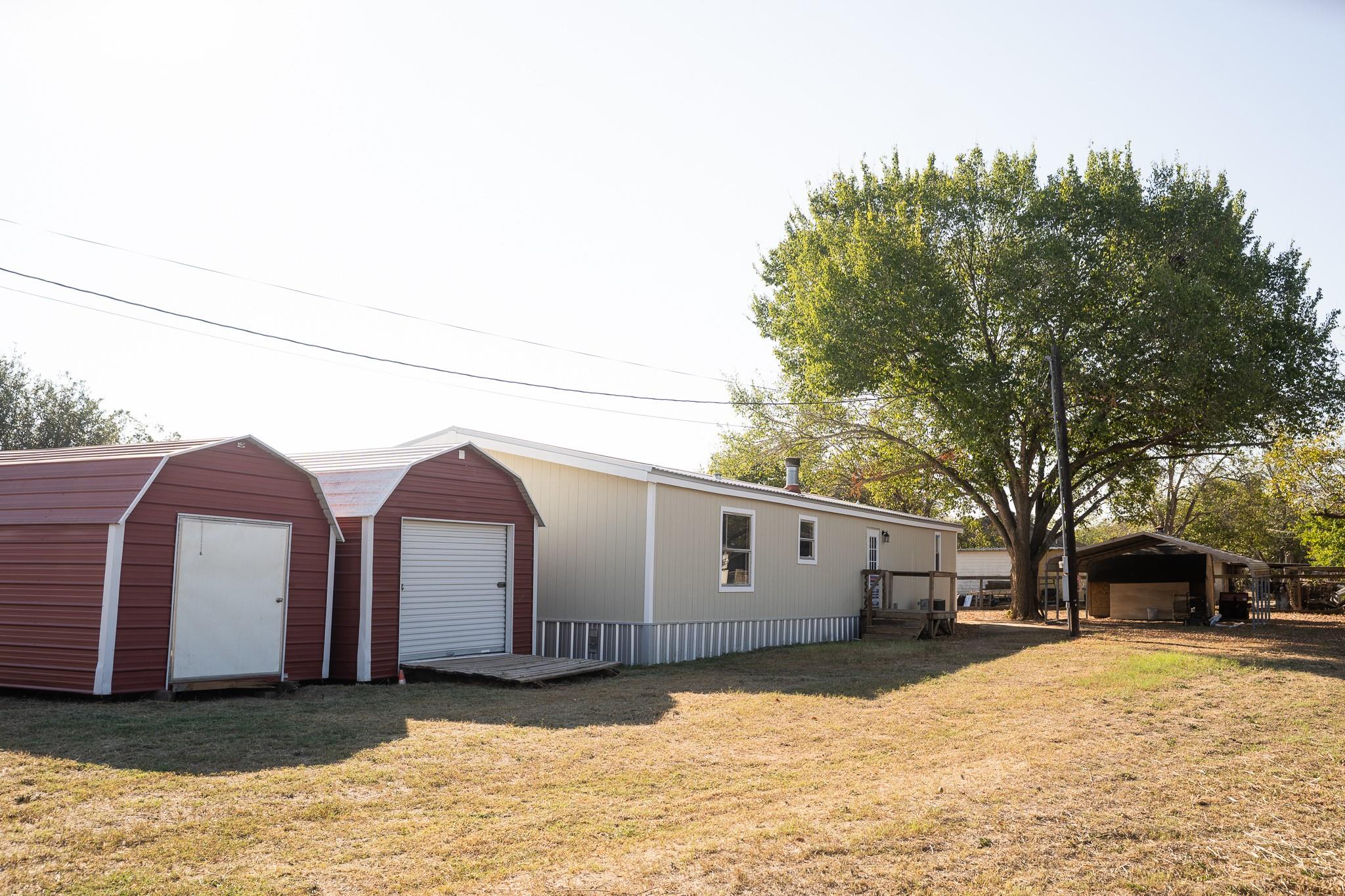 404 S Mill St, Flatonia, TX 78941