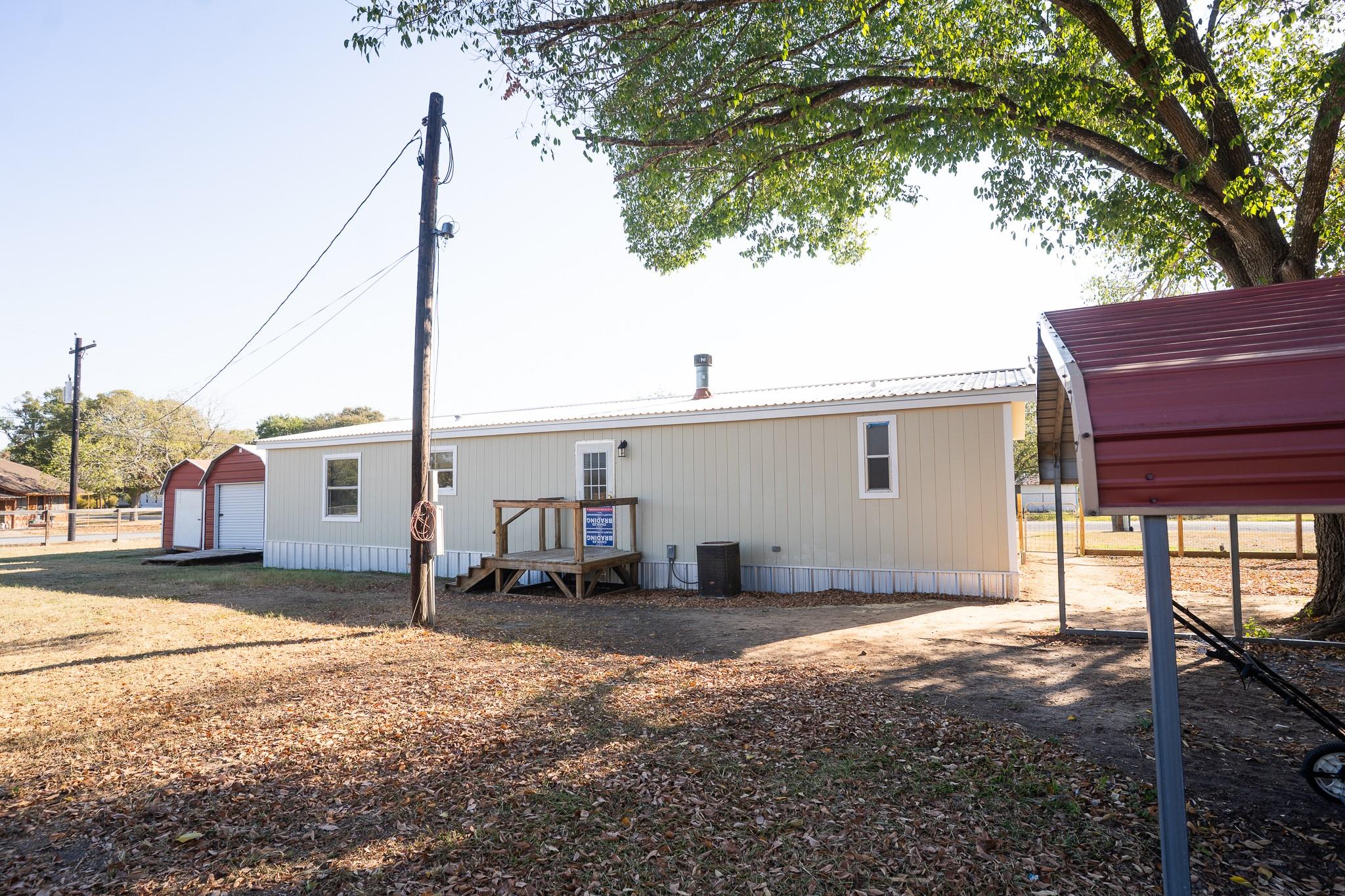 404 S Mill St, Flatonia, TX 78941