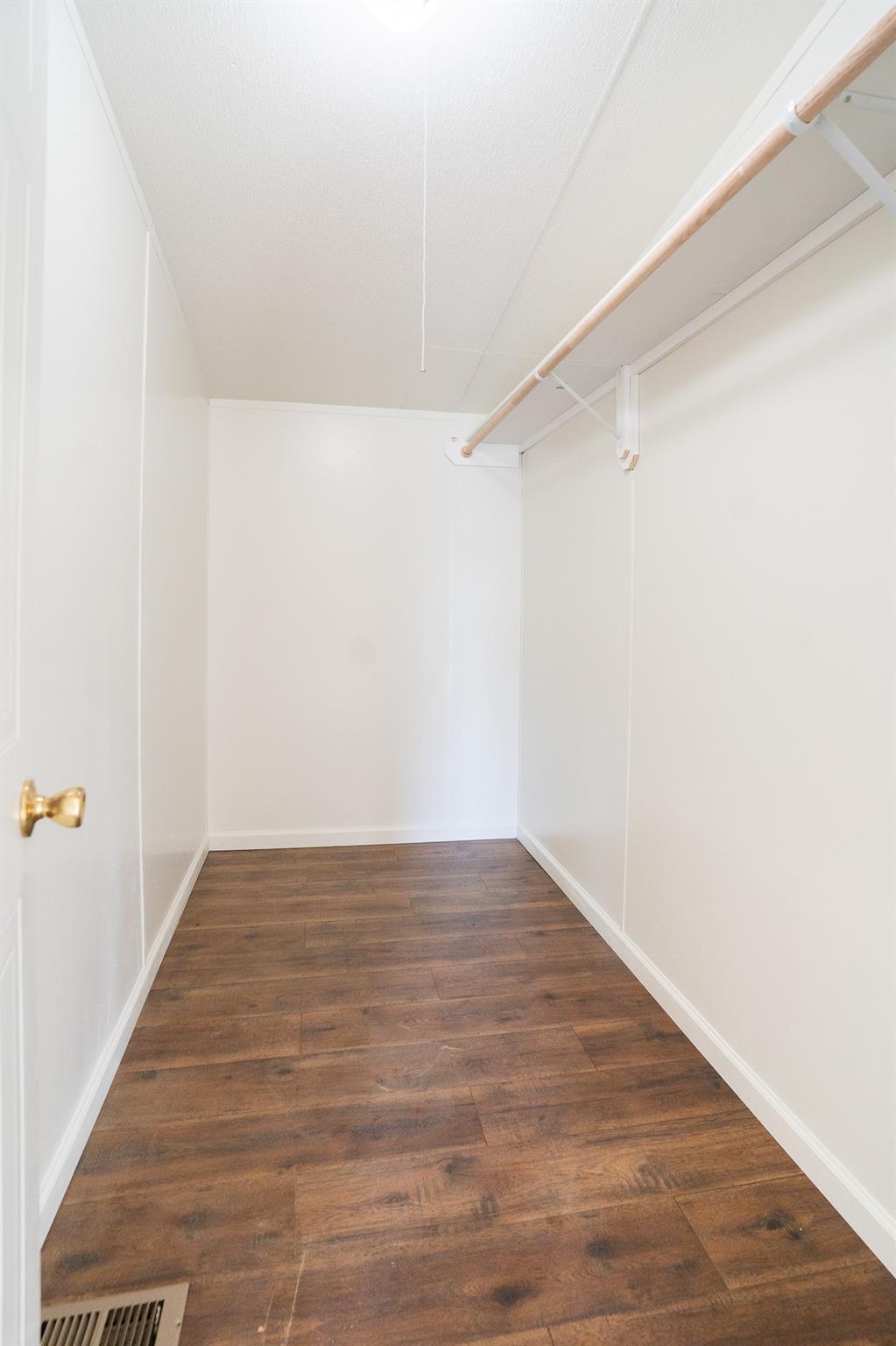 404 S Mill St, Flatonia, TX 78941