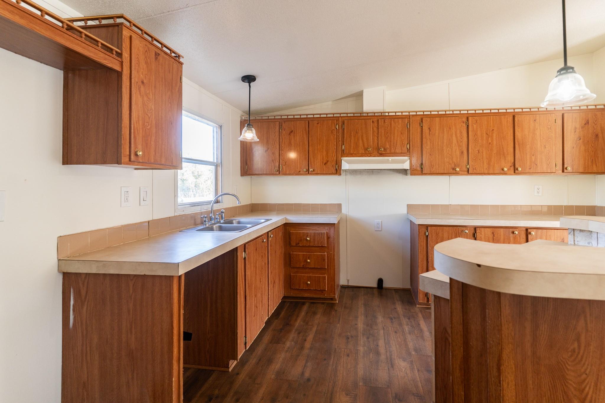 404 S Mill St, Flatonia, TX 78941