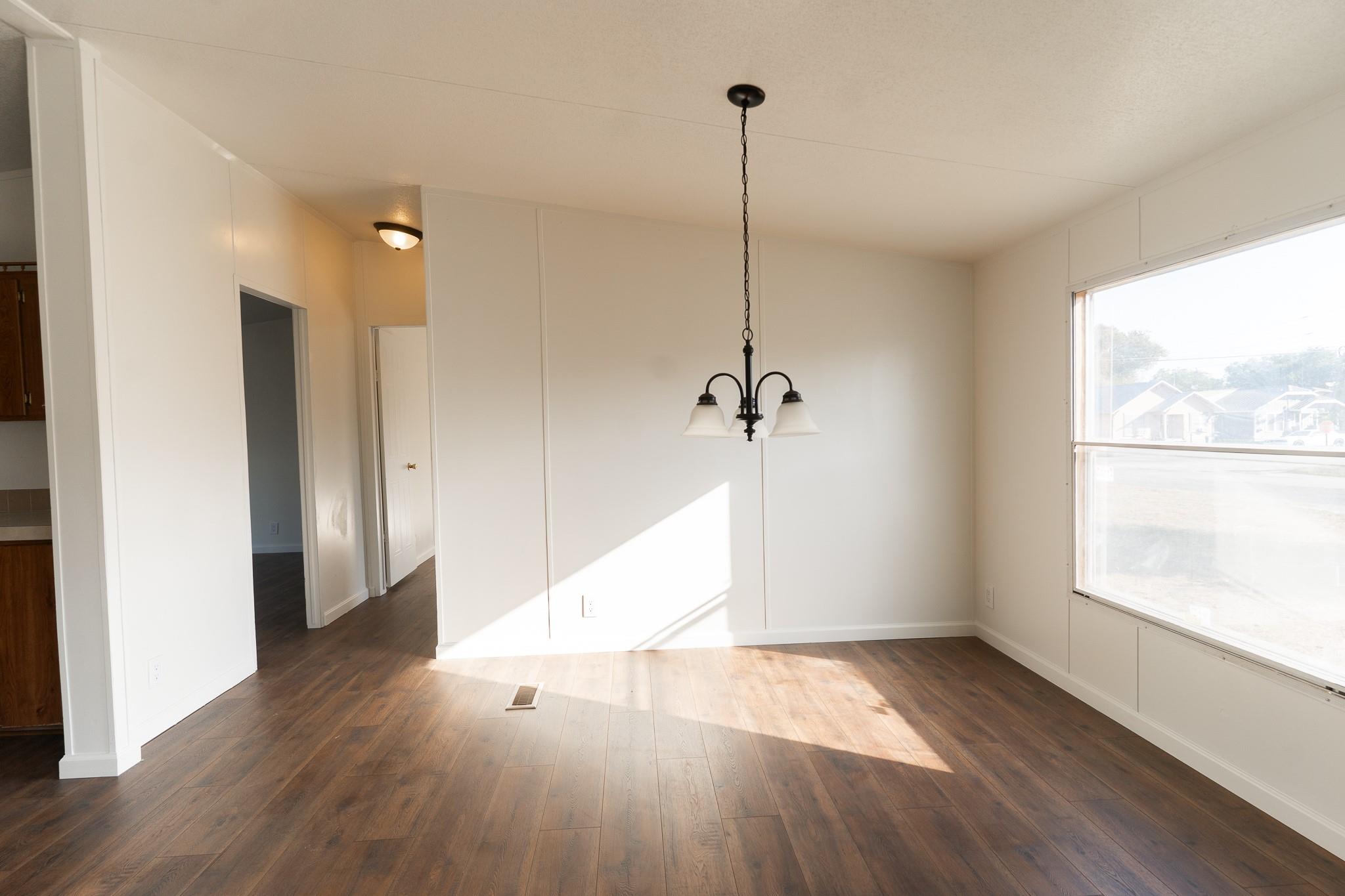 404 S Mill St, Flatonia, TX 78941