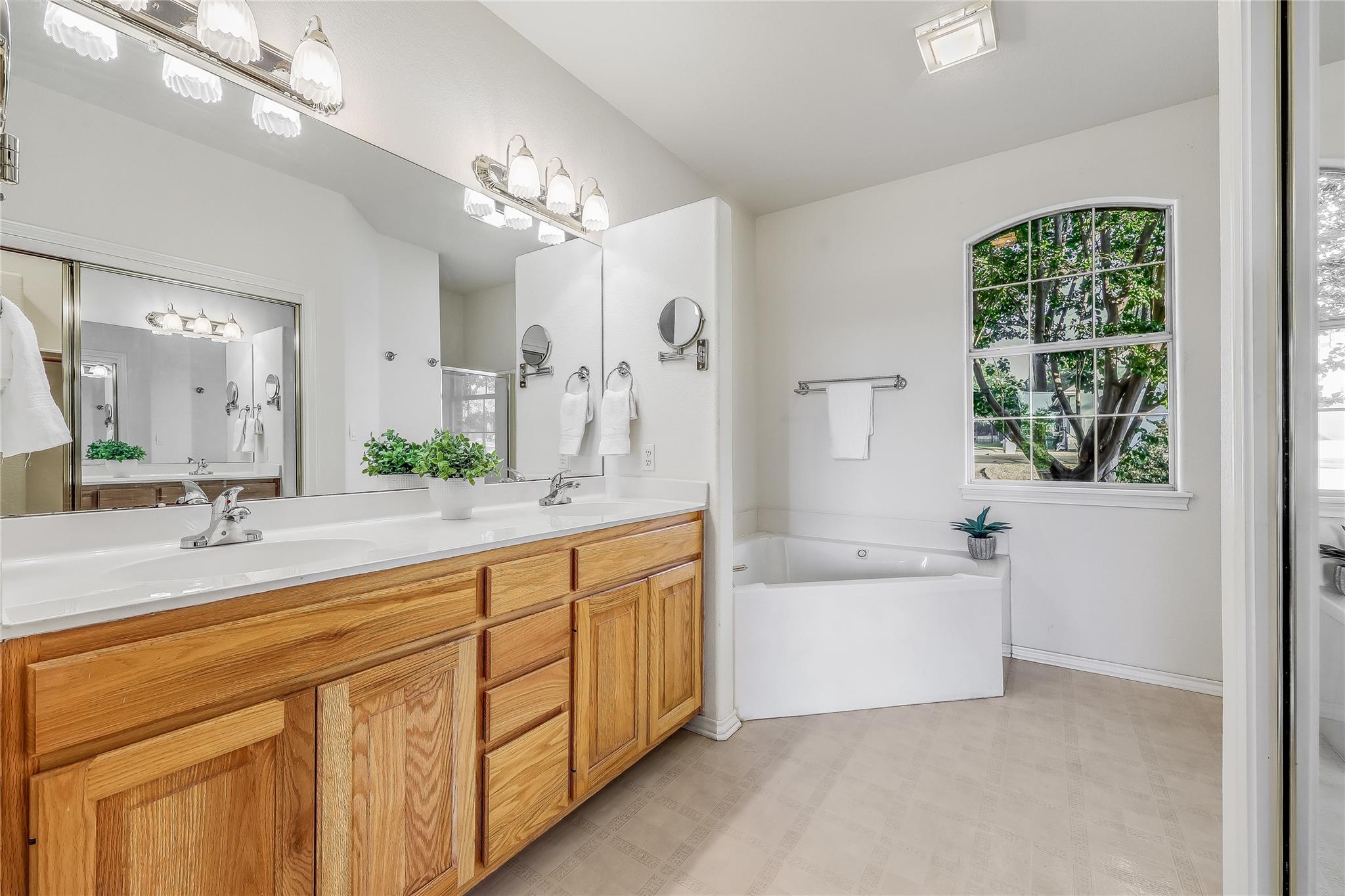 18906 Venture Dr, Point Venture, TX 78645