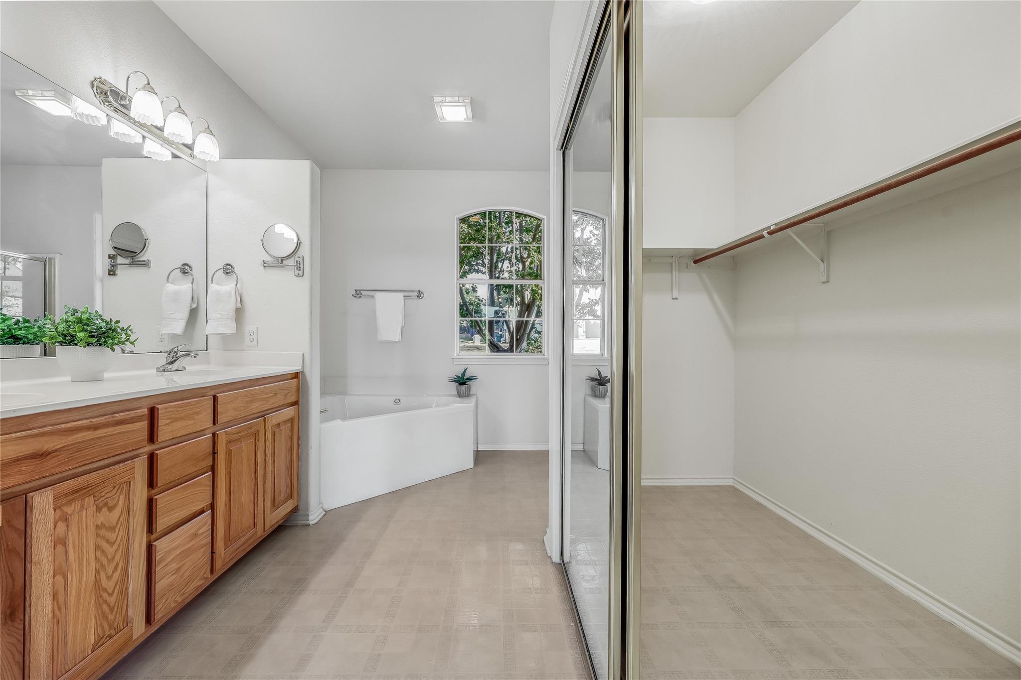 18906 Venture Dr, Point Venture, TX 78645