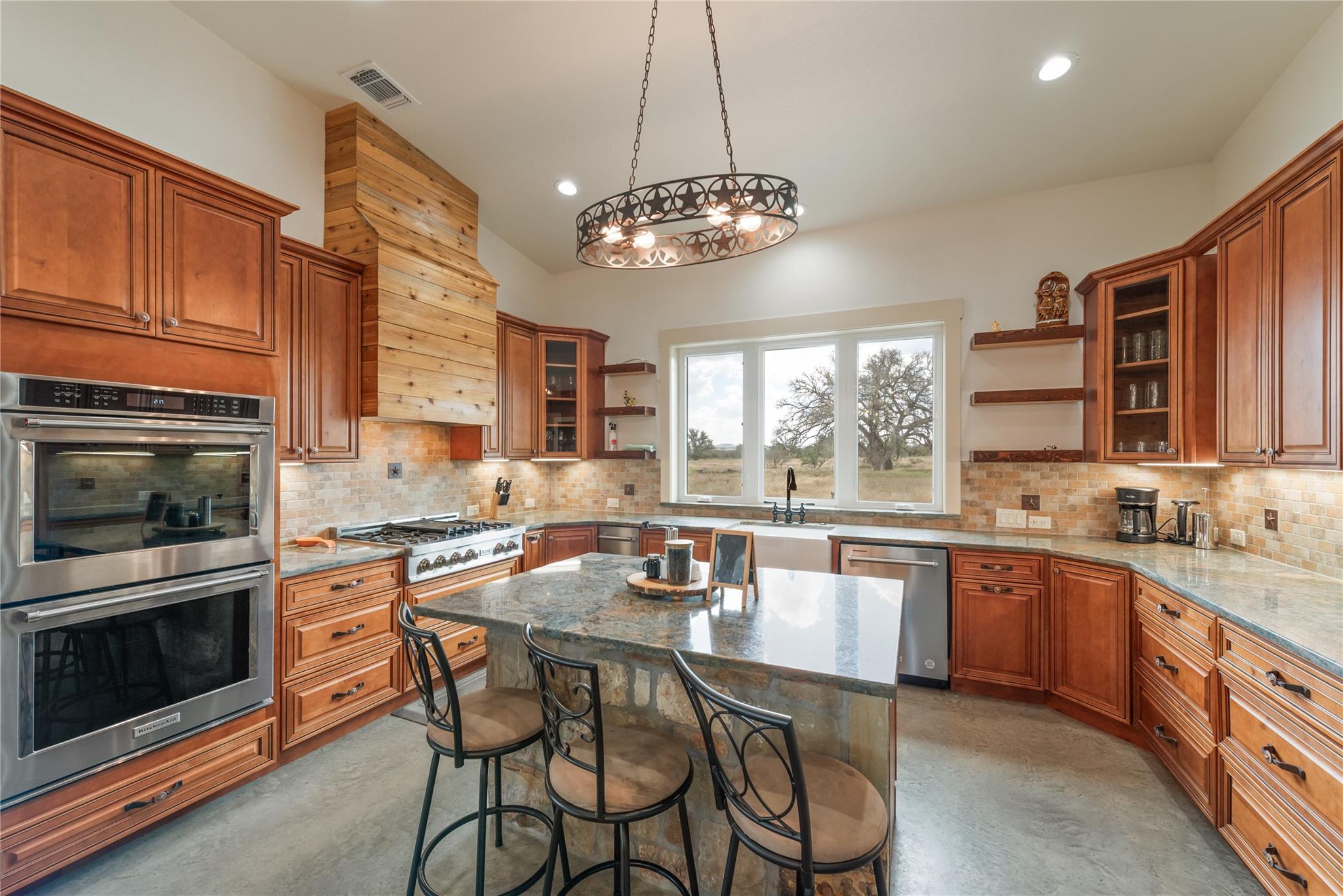 928 Bendele Rd, Johnson City, TX 78636