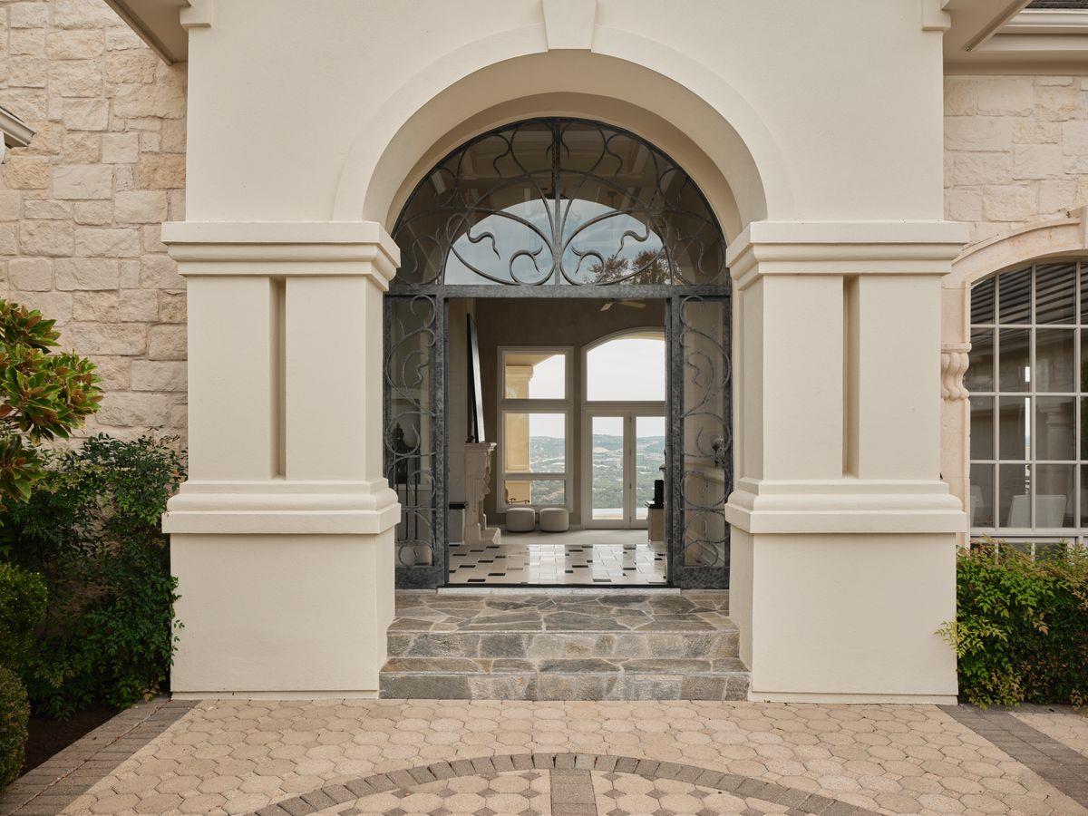 6505 W Courtyard Dr, Austin, TX 78730