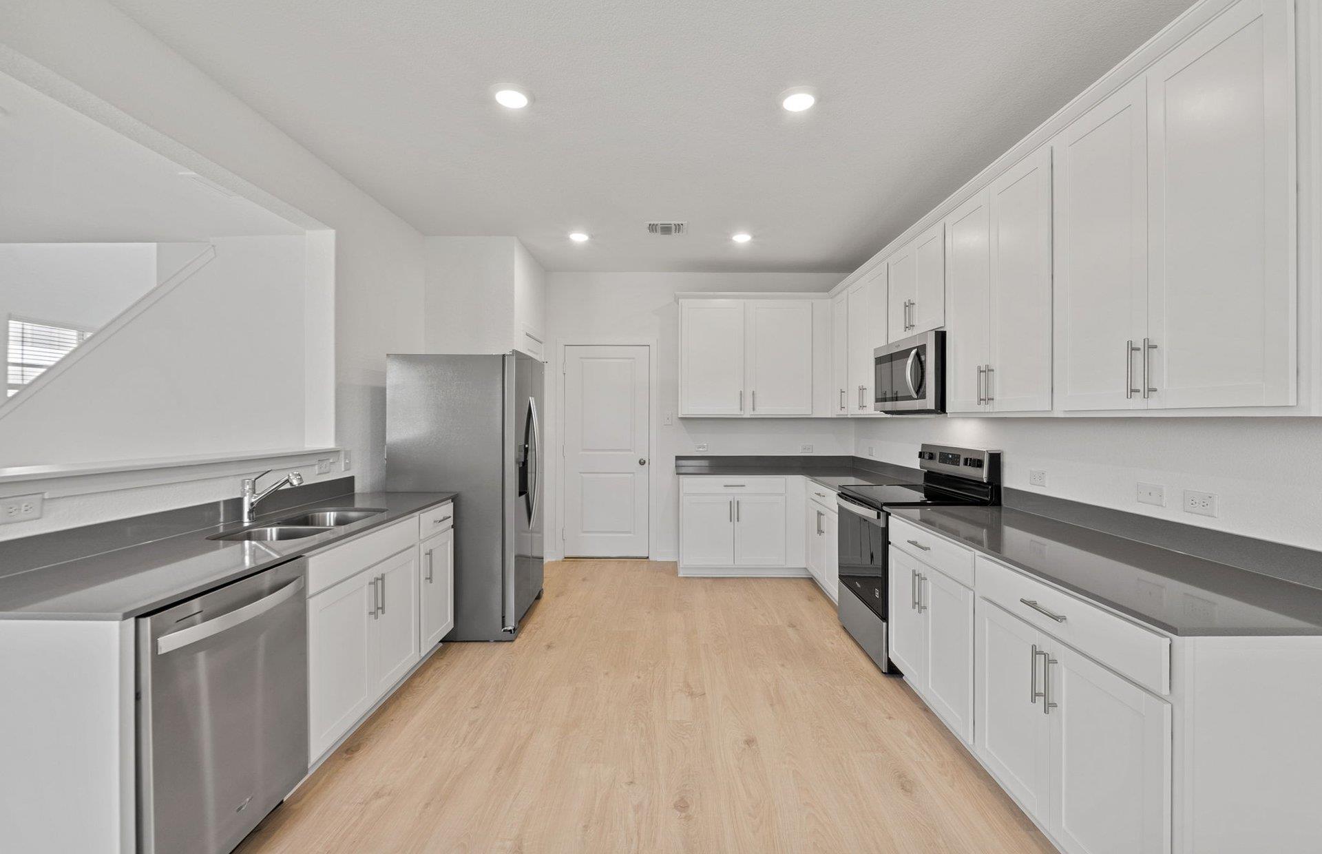 105 Green Berets Bnd, Jarrell, TX 76537