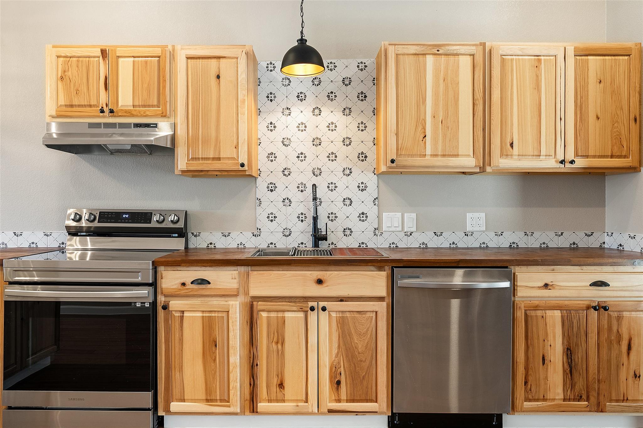 108 High Plains Trl, Spicewood, TX 78669