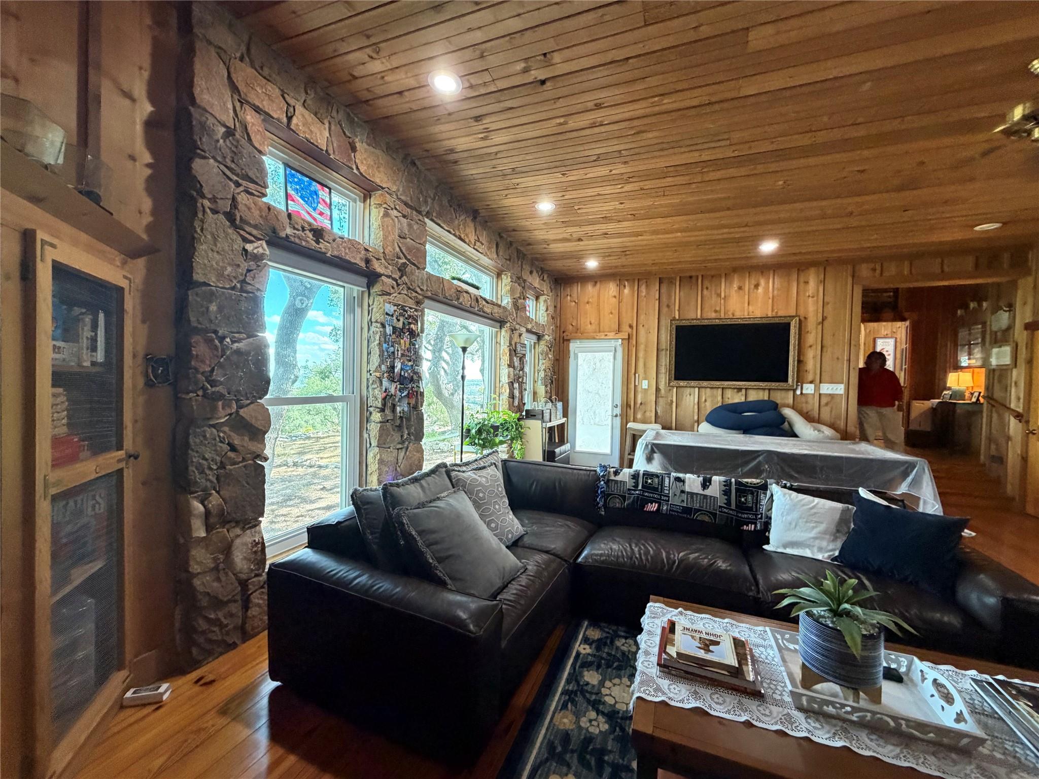 2755 Skyline Dr, Canyon Lake, TX 78133