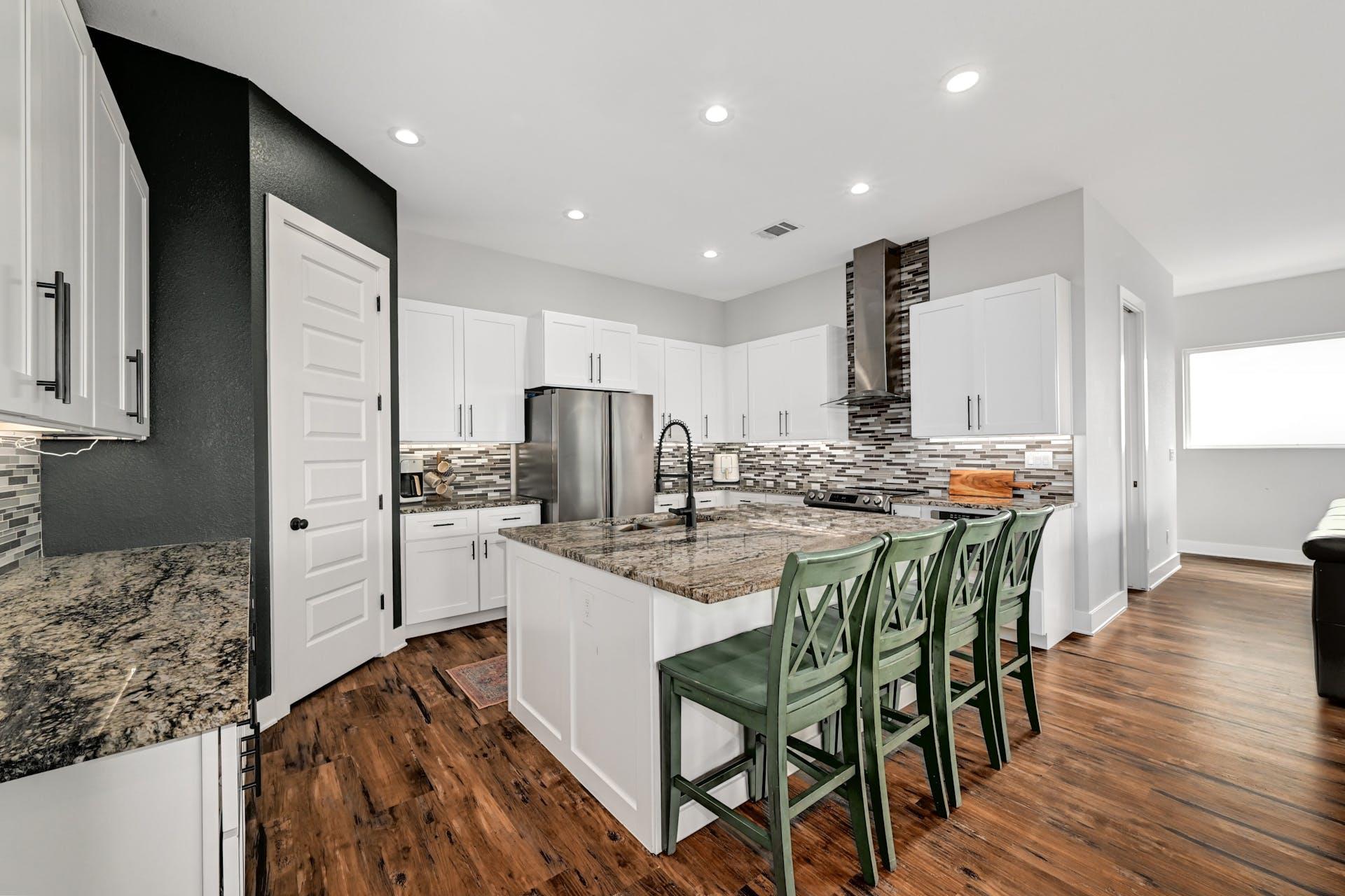 18502 Venture Dr Dr, Point Venture, TX 78645