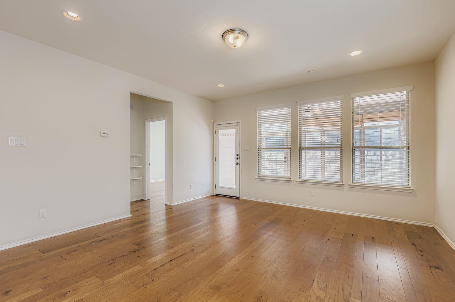 1050 Kenney Fort Xing # 5, Round Rock, TX 78665