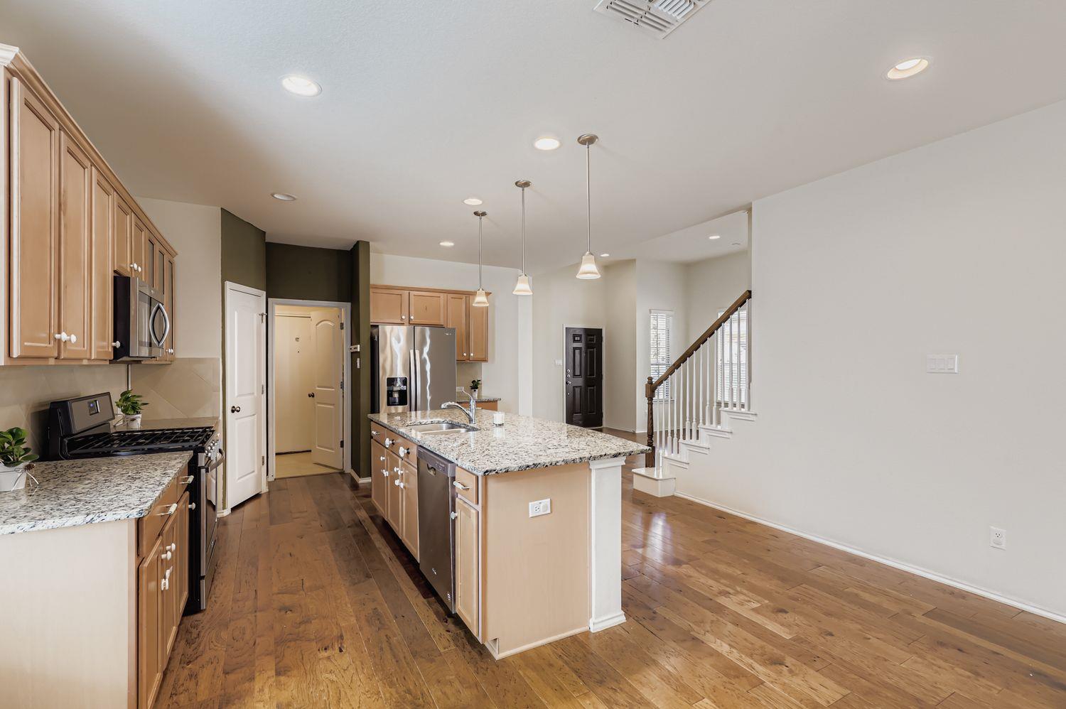 1050 Kenney Fort Xing # 5, Round Rock, TX 78665