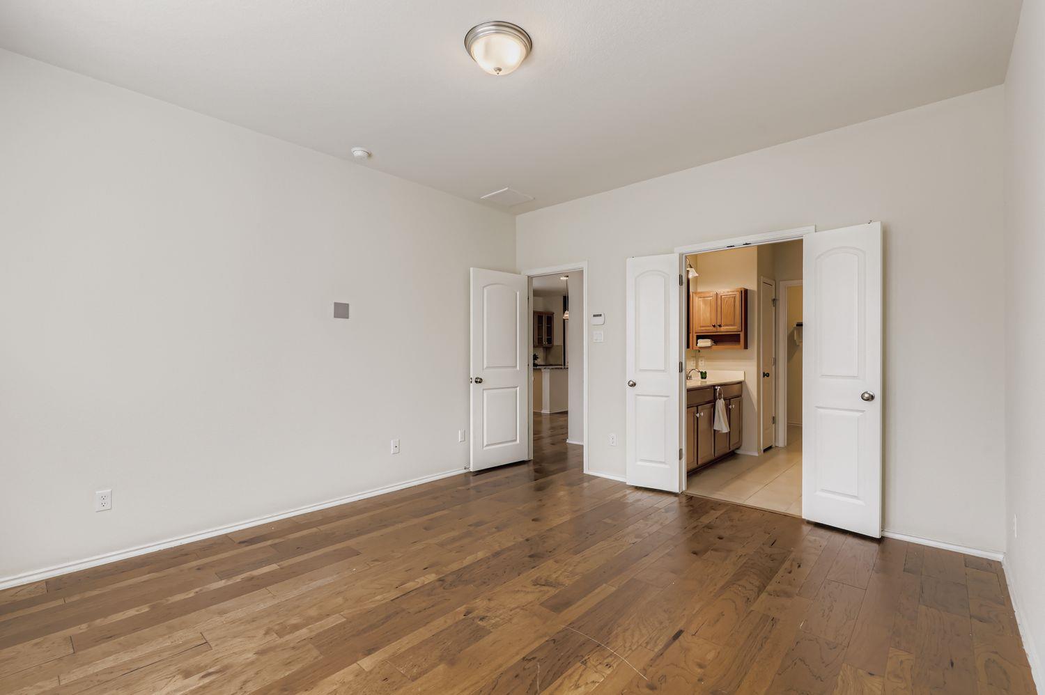 1050 Kenney Fort Xing # 5, Round Rock, TX 78665