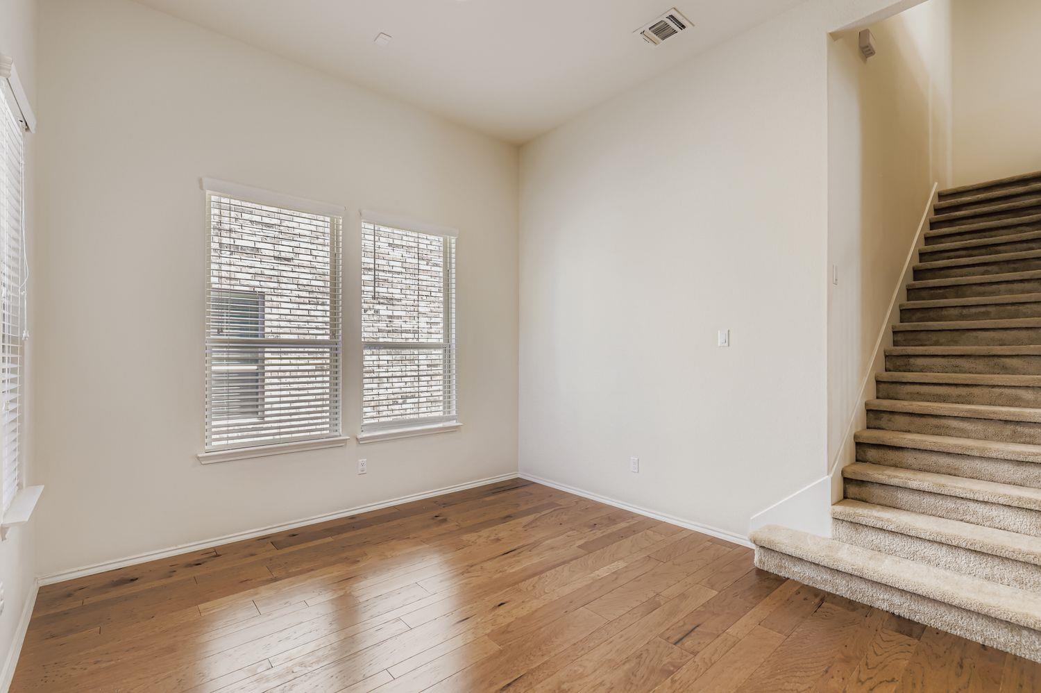 1050 Kenney Fort Xing # 5, Round Rock, TX 78665