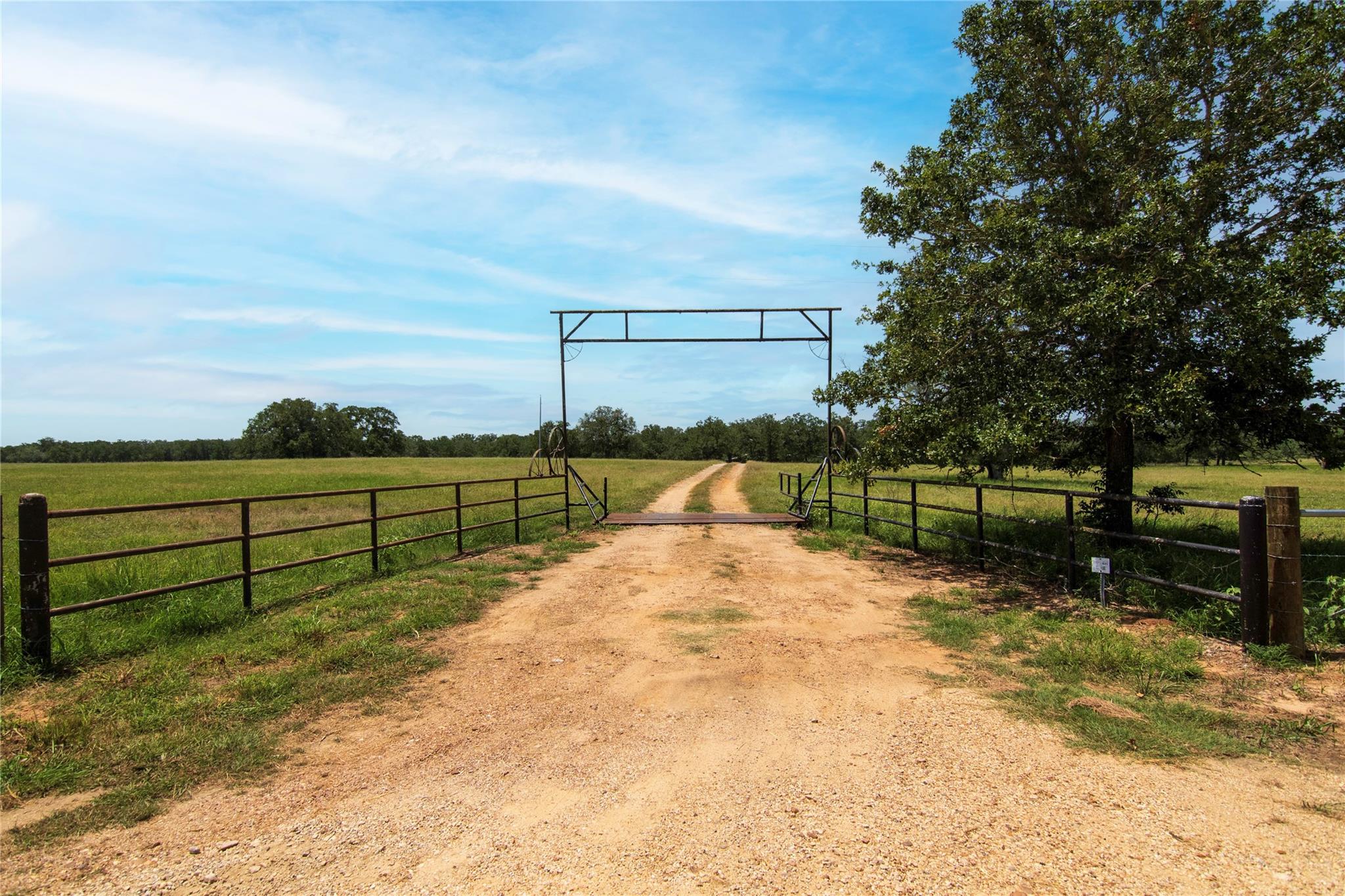 6750 Three Mile Rd, Flatonia, TX 78941