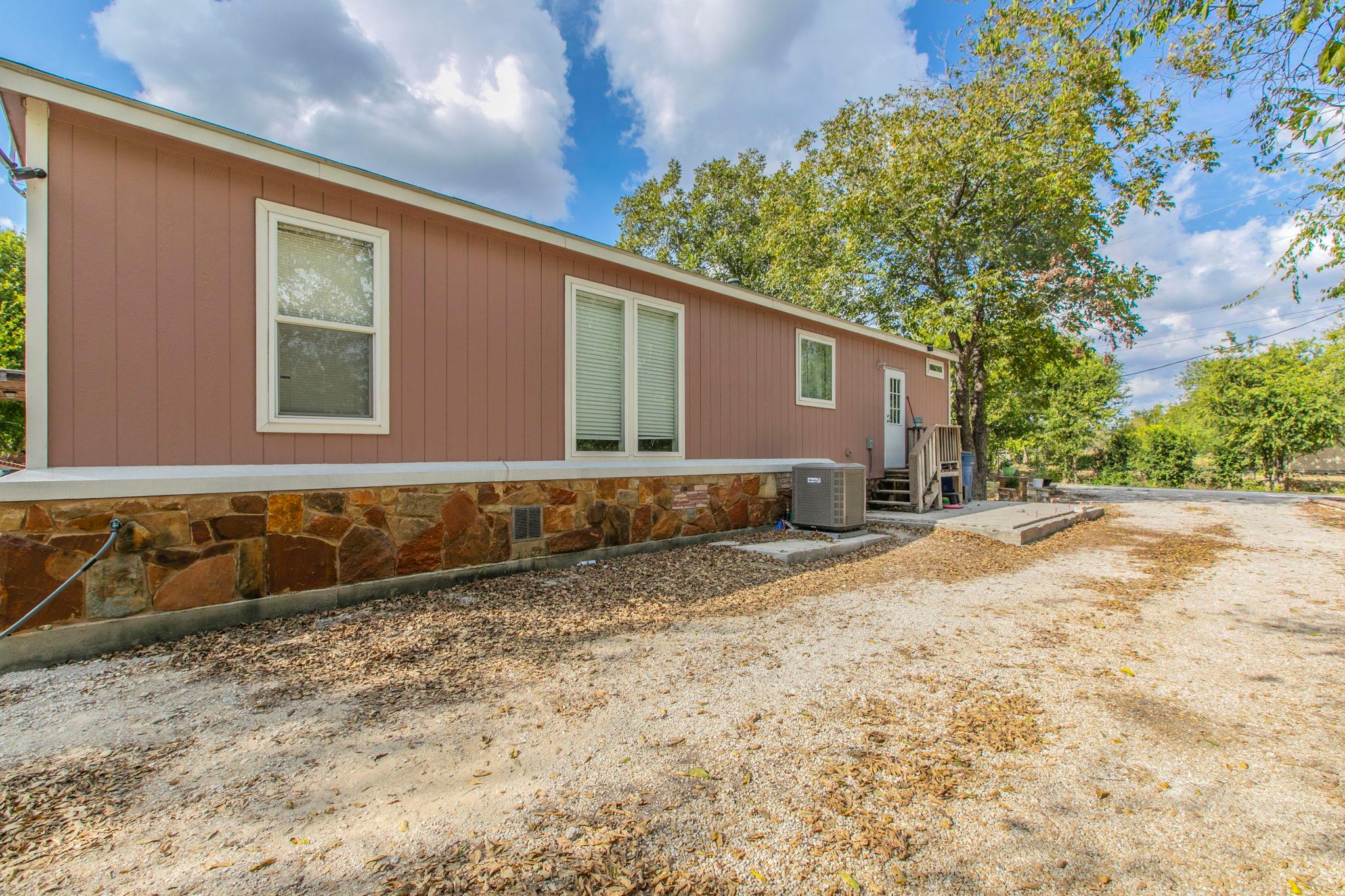 329 W Brook St, Bartlett, TX 76511