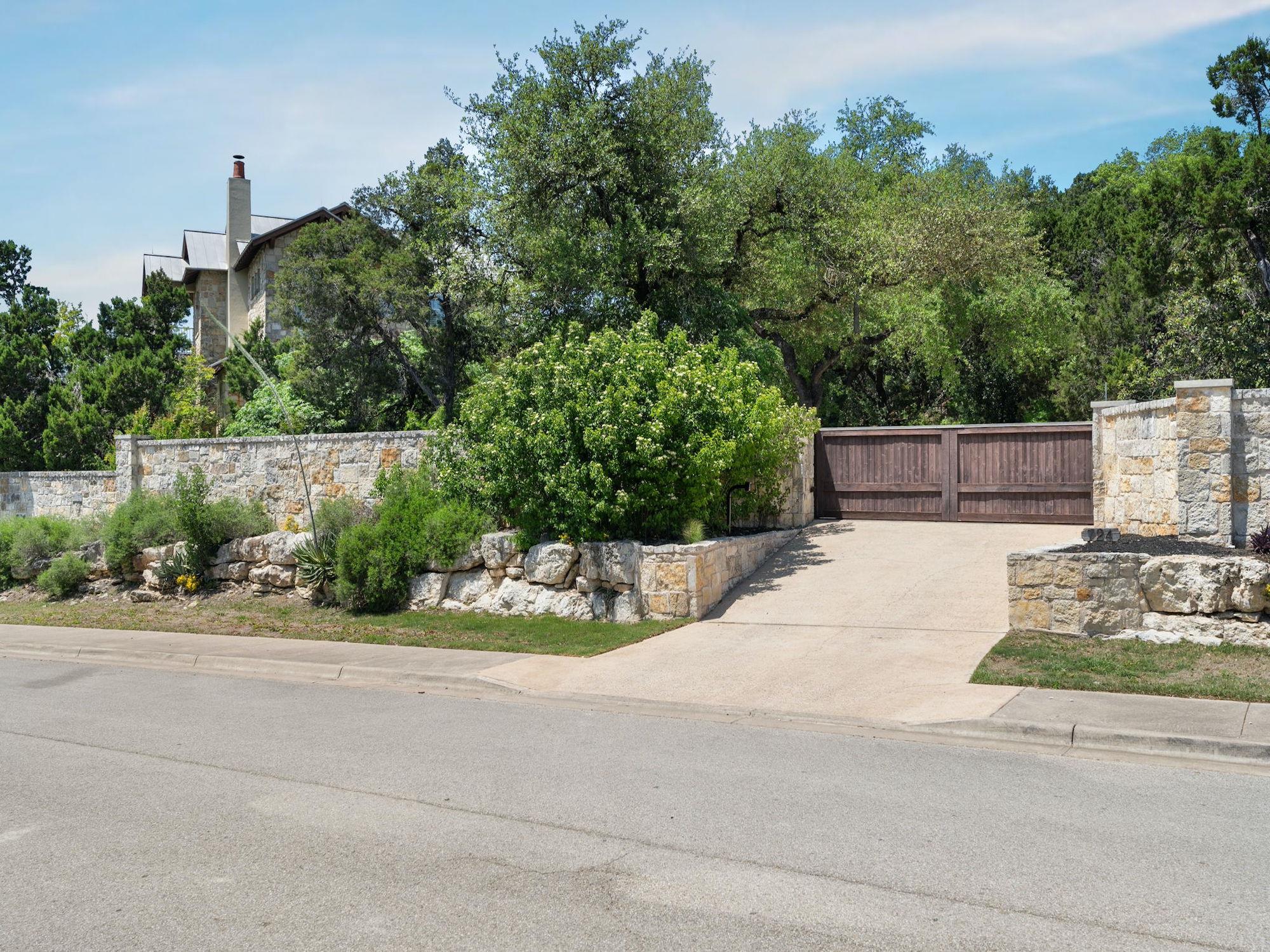 724 Stonewall Ridge Ln, Austin, TX 78746