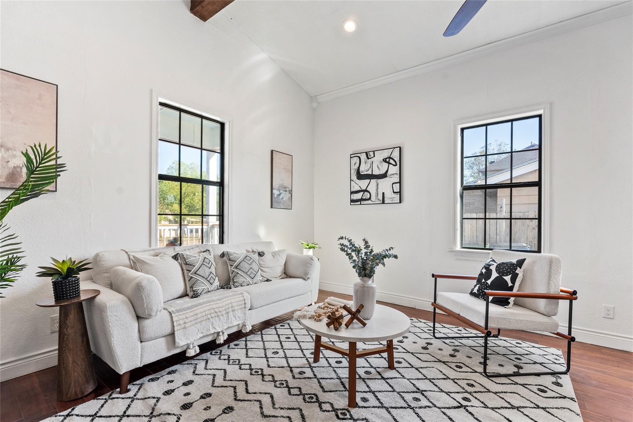 1011 Porter St, Taylor, TX 76574