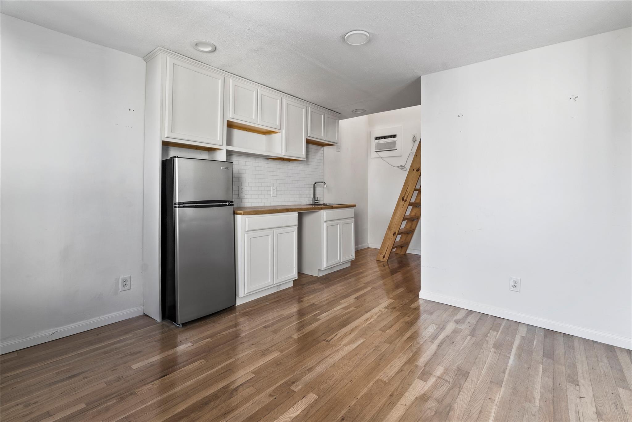 1011 Porter St, Taylor, TX 76574