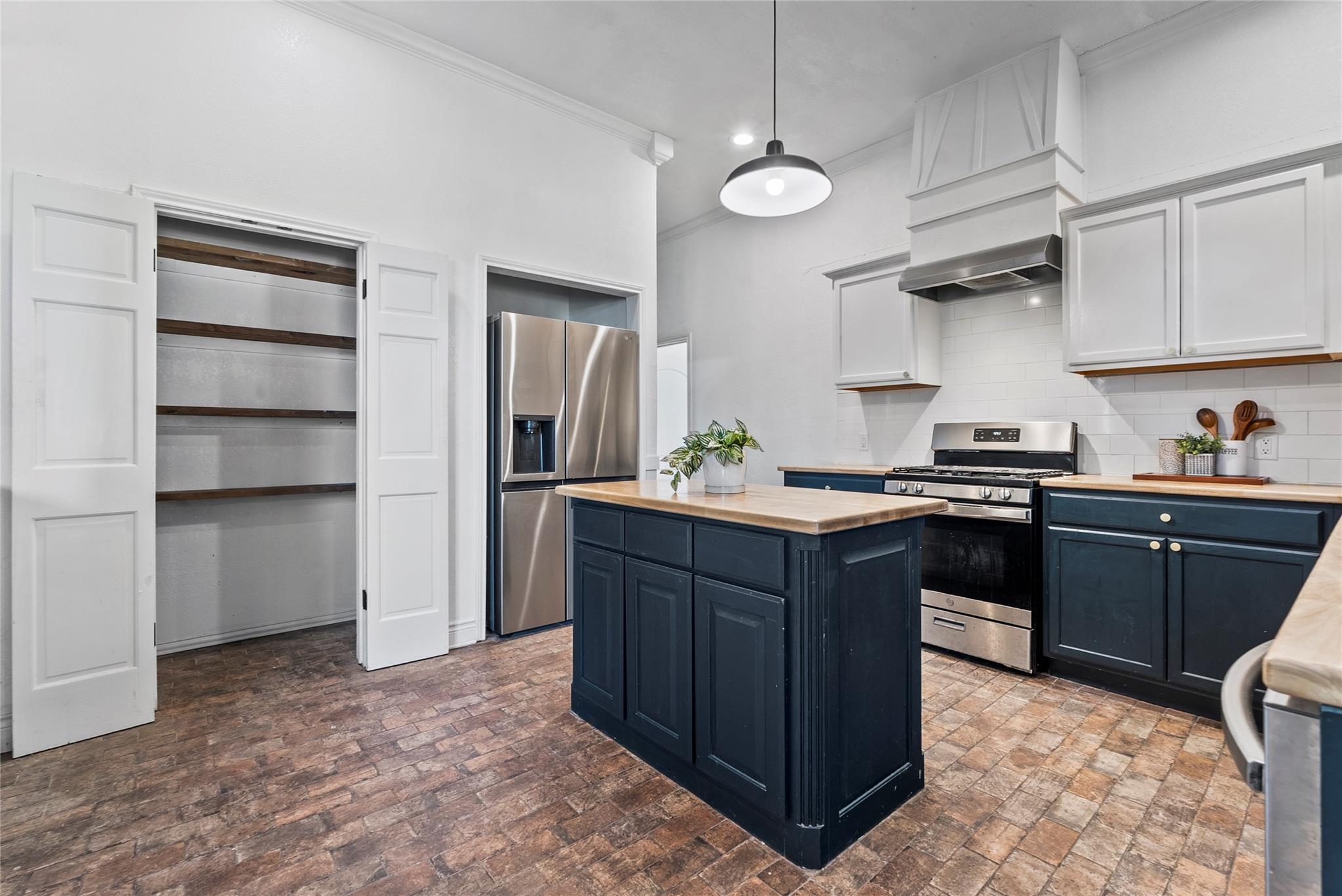 1011 Porter St, Taylor, TX 76574