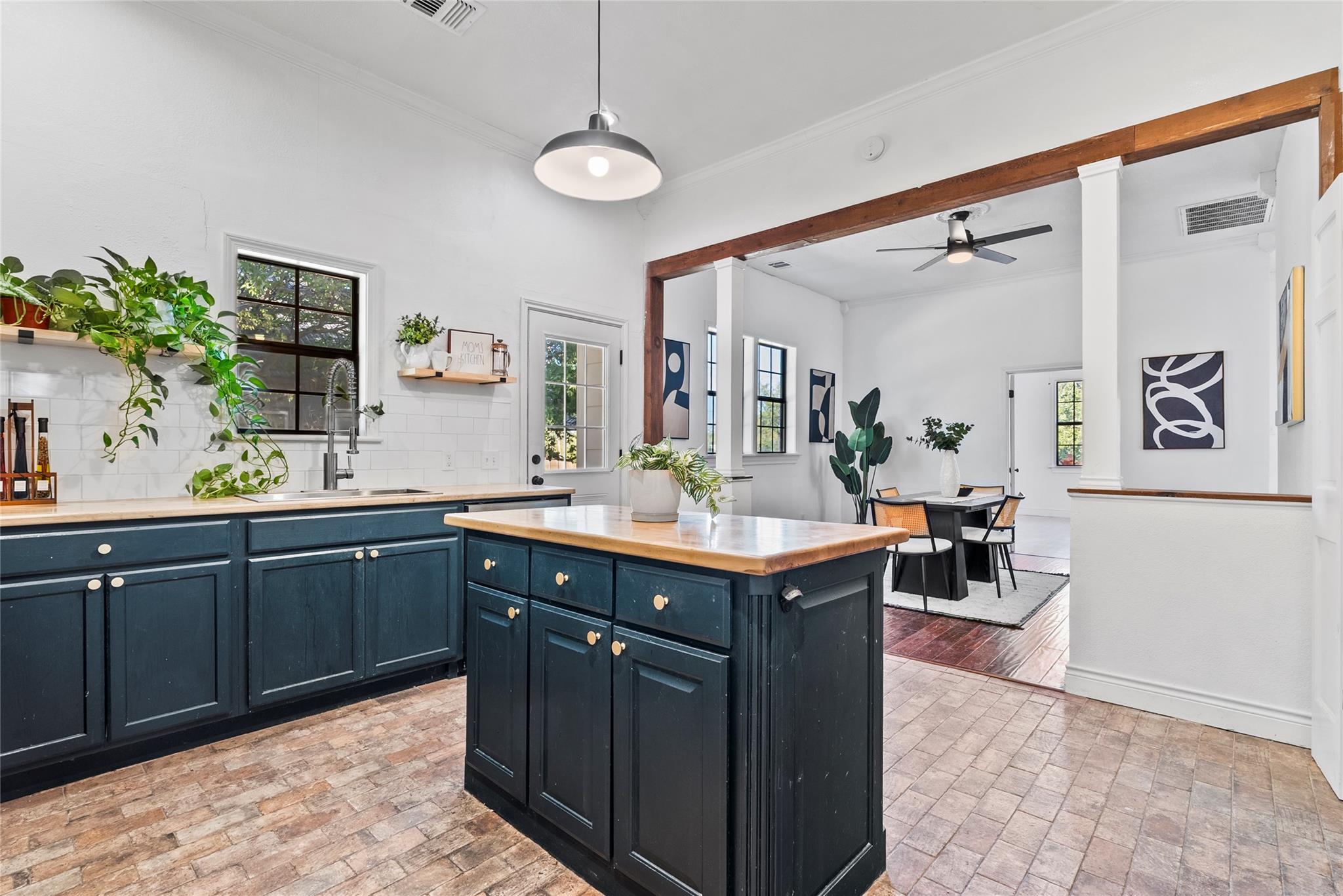 1011 Porter St, Taylor, TX 76574