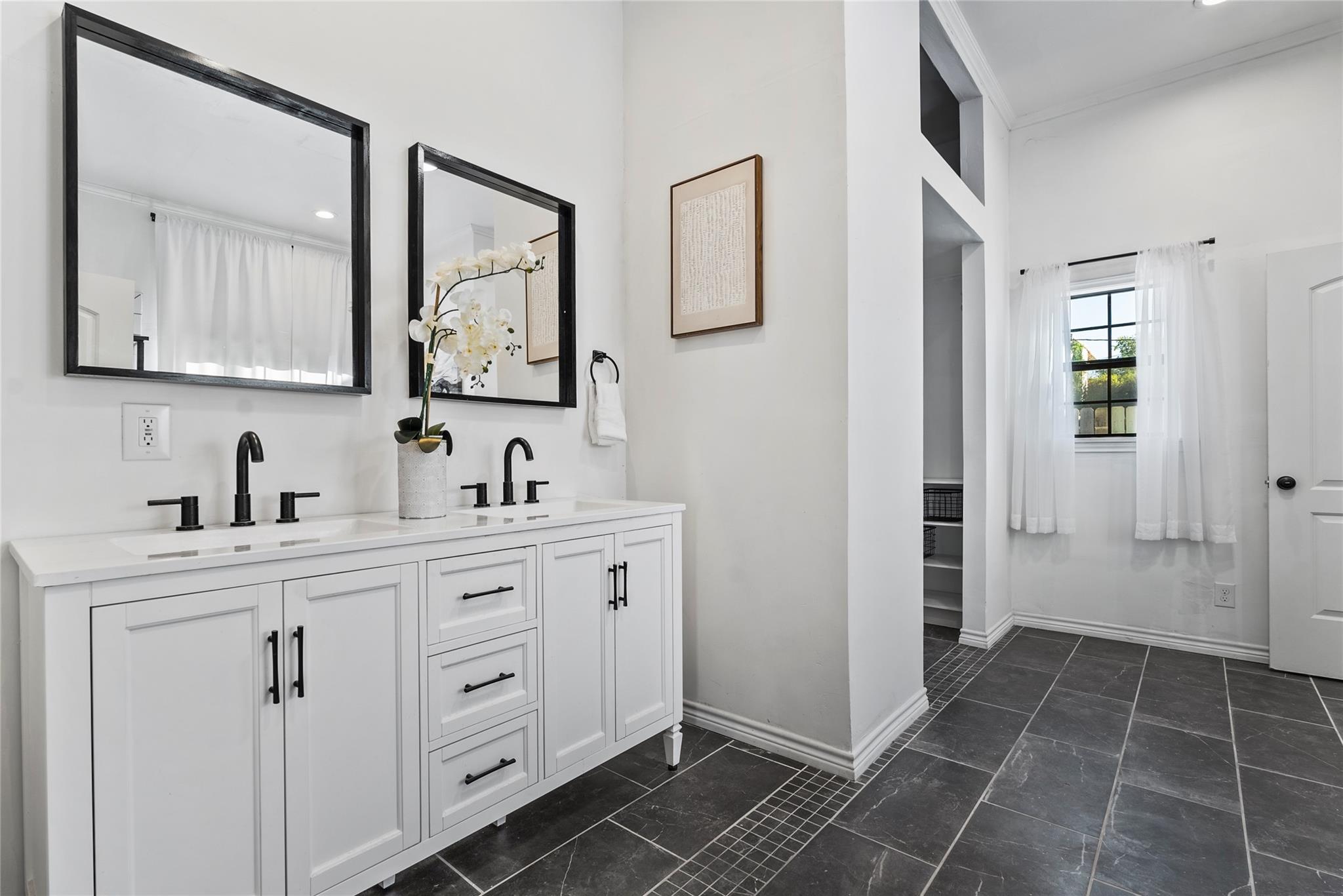 1011 Porter St, Taylor, TX 76574