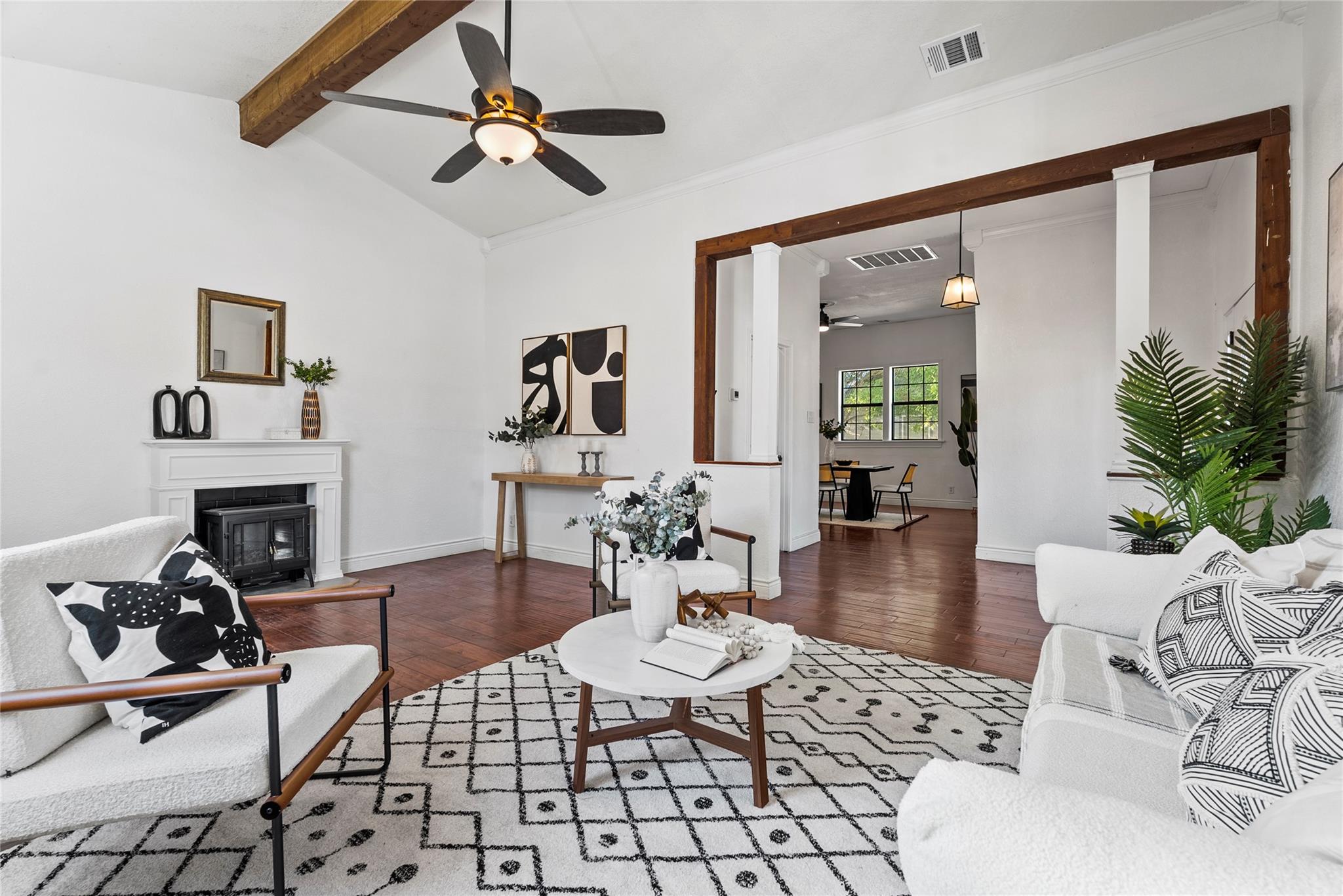 1011 Porter St, Taylor, TX 76574