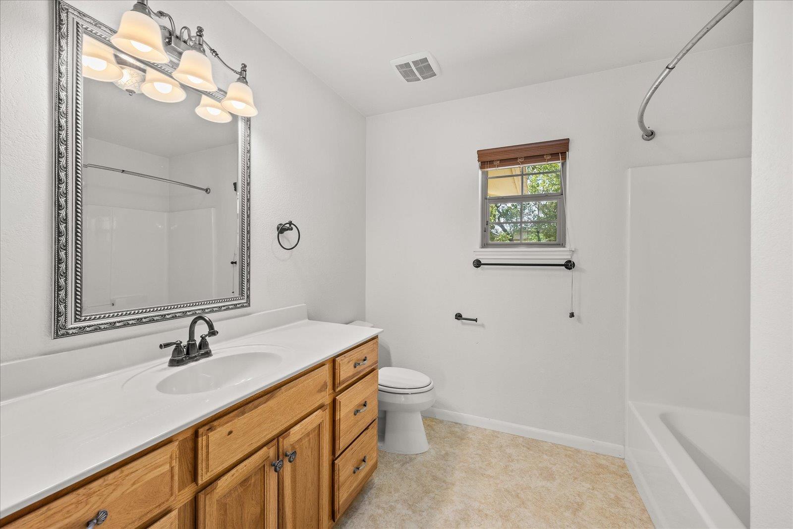 711 N Creek Rd, Comfort, TX 78013