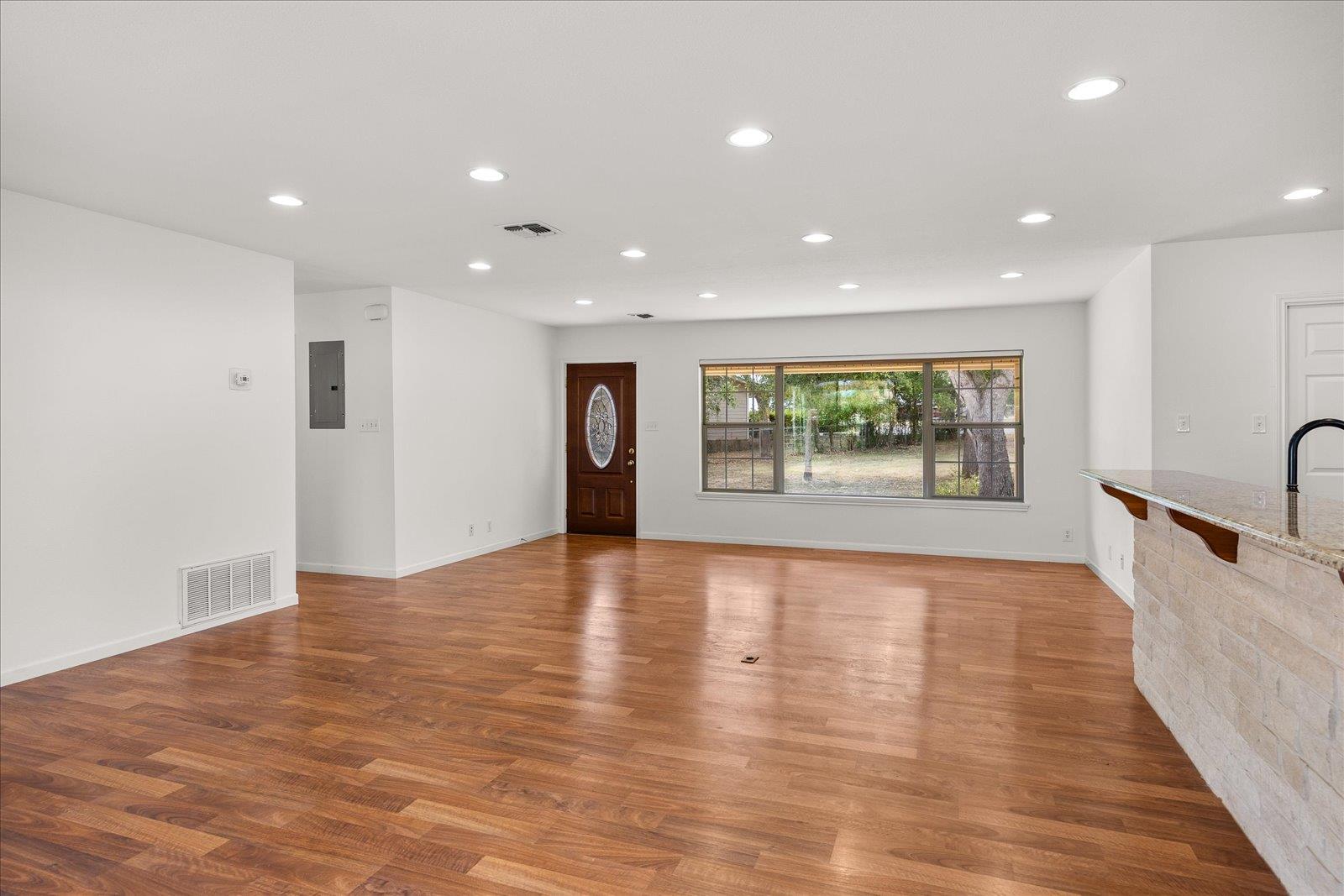 711 N Creek Rd, Comfort, TX 78013