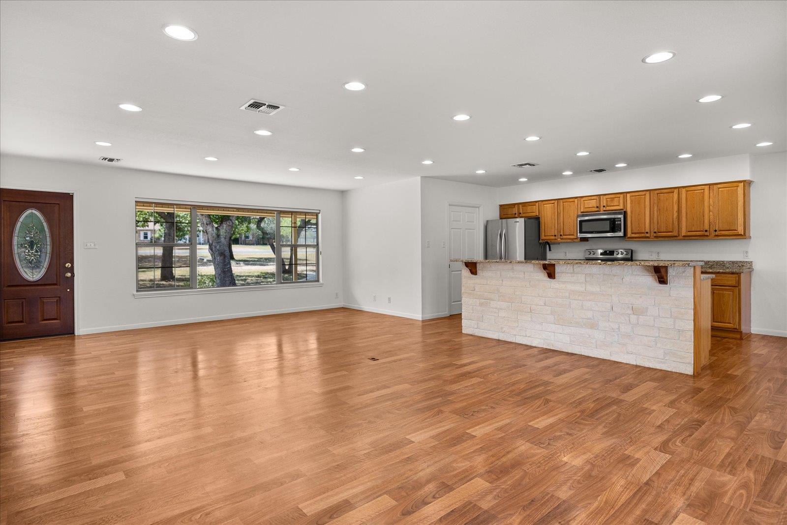 711 N Creek Rd, Comfort, TX 78013