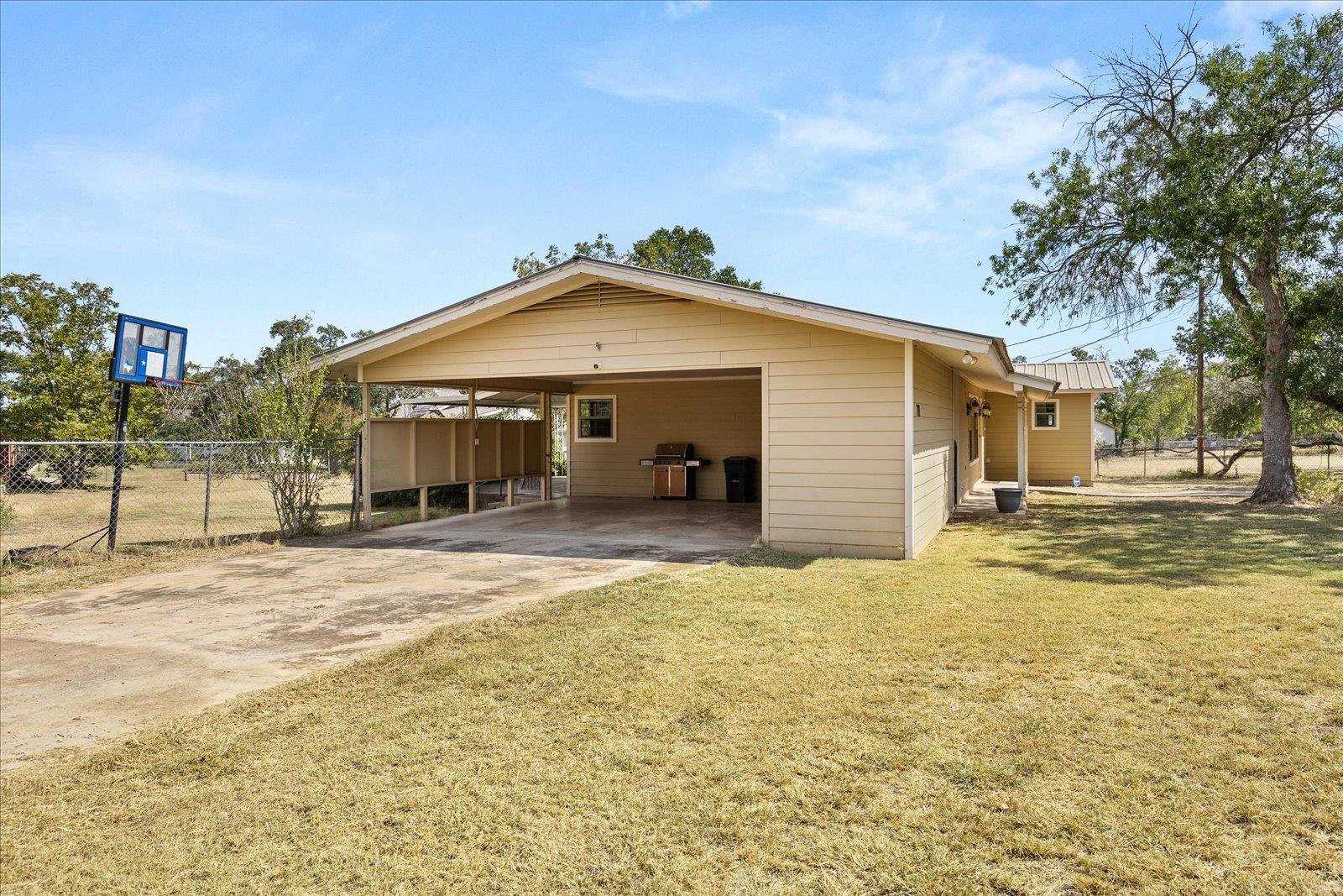 711 N Creek Rd, Comfort, TX 78013