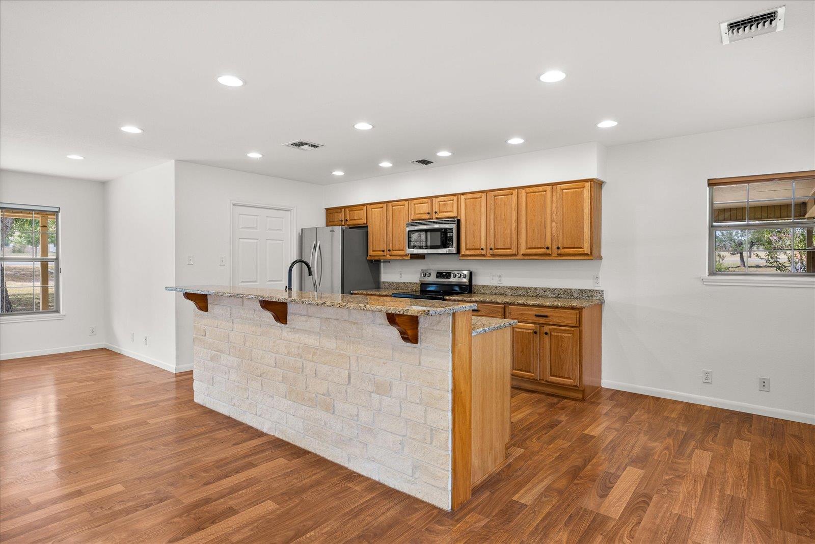 711 N Creek Rd, Comfort, TX 78013