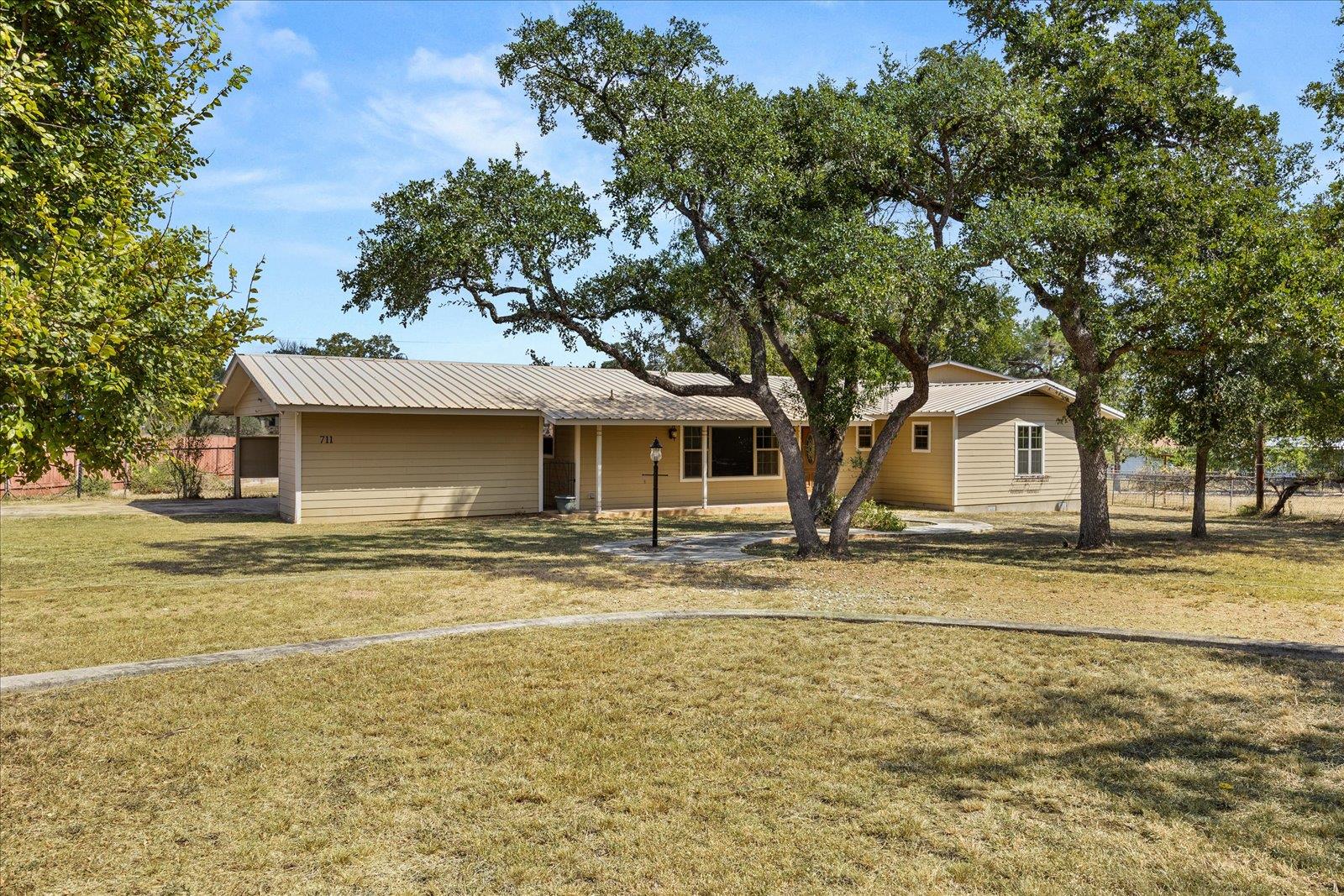 711 N Creek Rd, Comfort, TX 78013