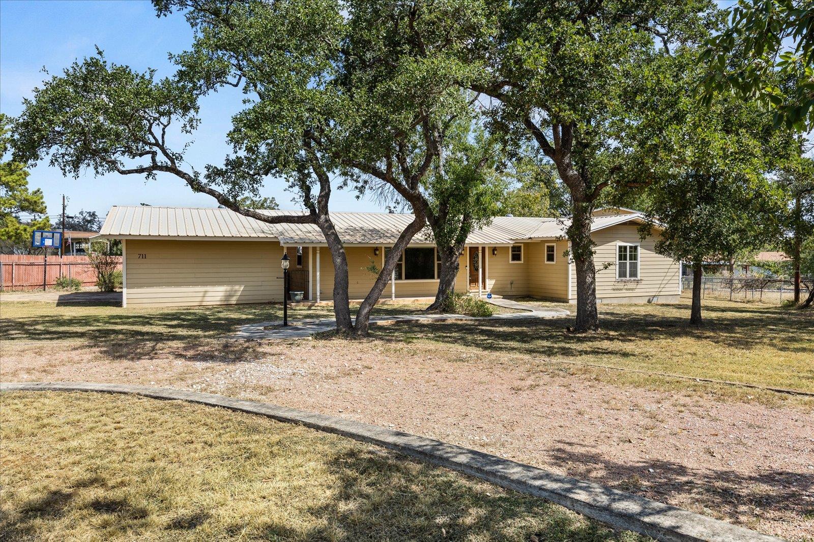 711 N Creek Rd, Comfort, TX 78013