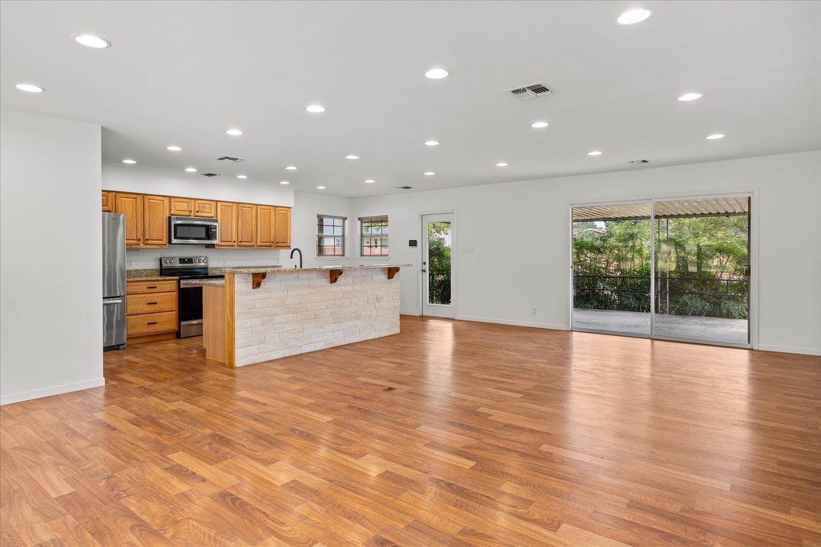 711 N Creek Rd, Comfort, TX 78013