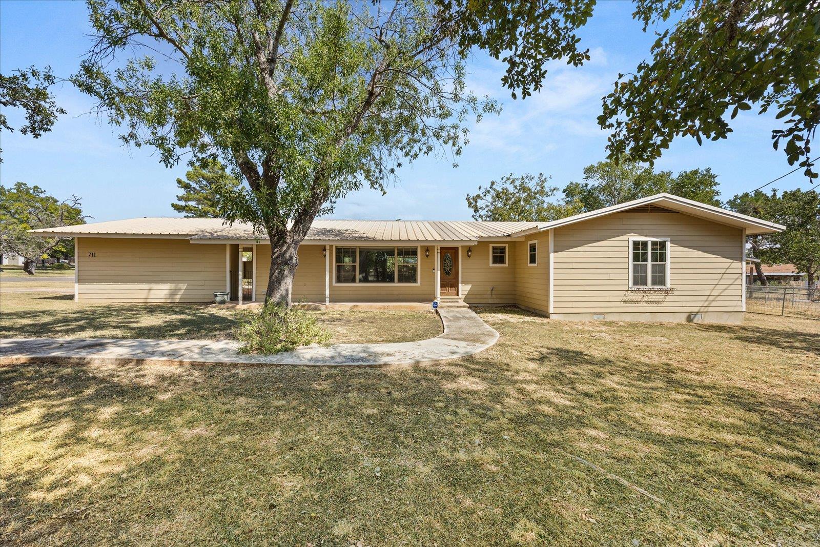 711 N Creek Rd, Comfort, TX 78013