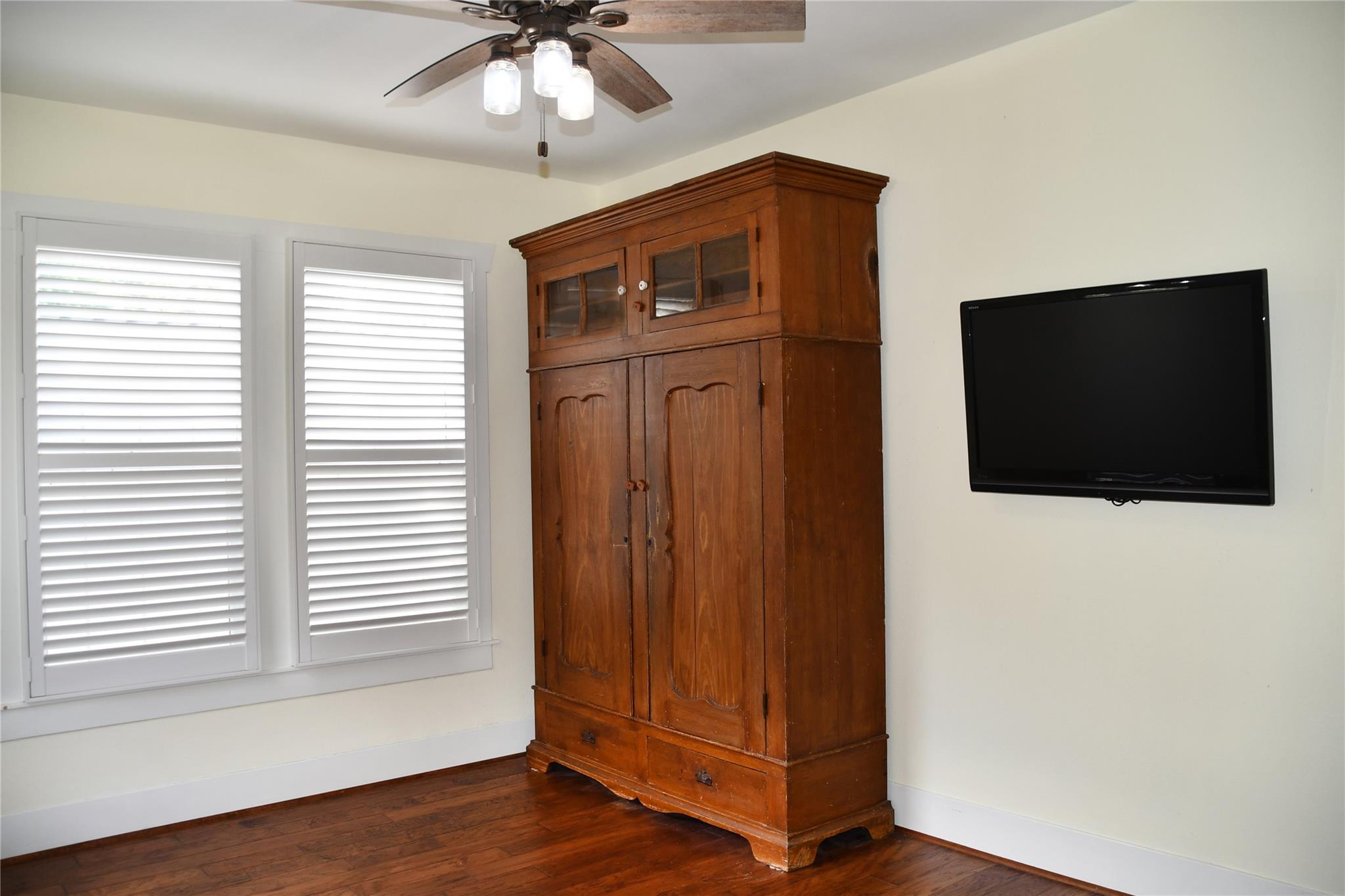 623 Walnut St, Columbus, TX 78934