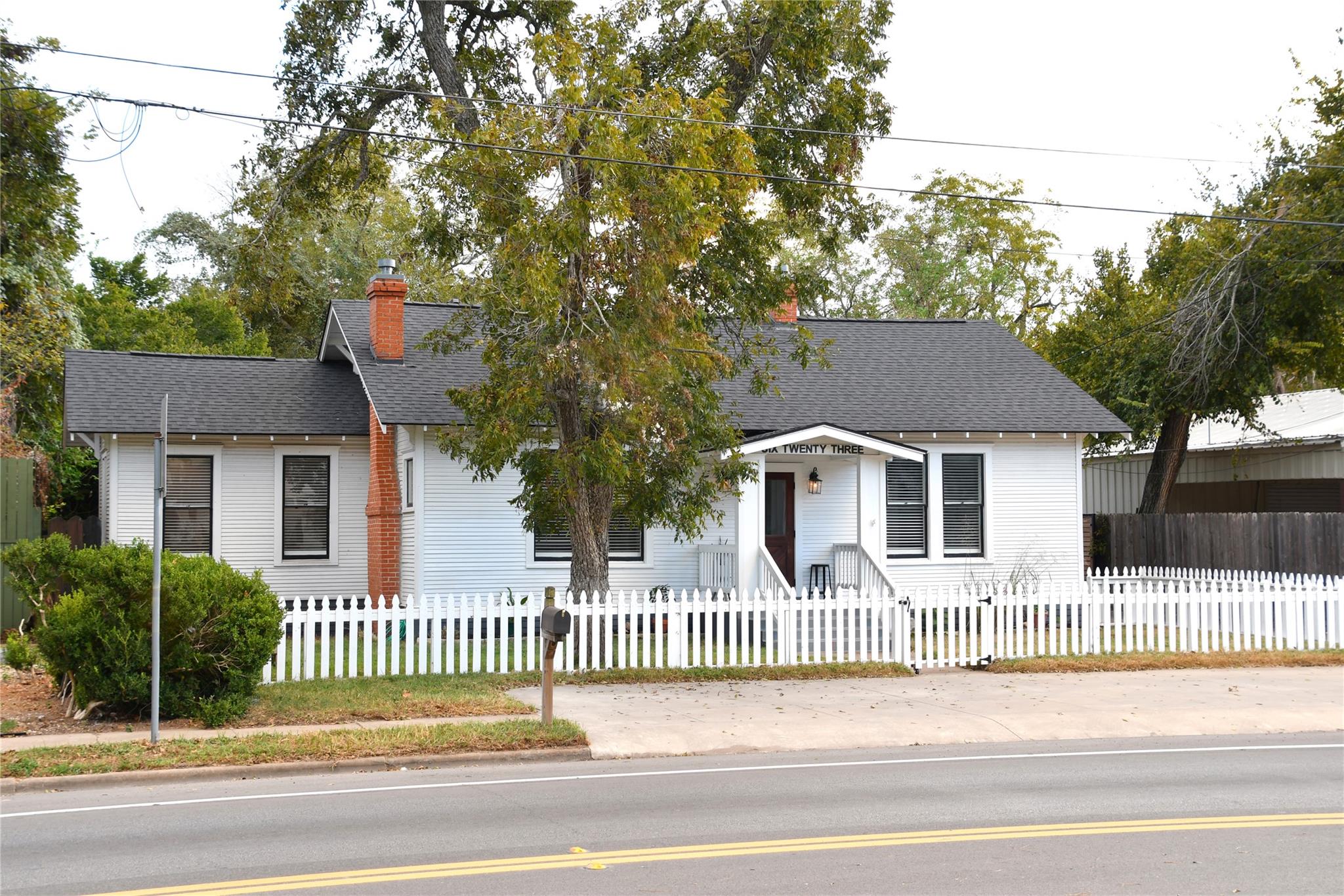 623 Walnut St, Columbus, TX 78934