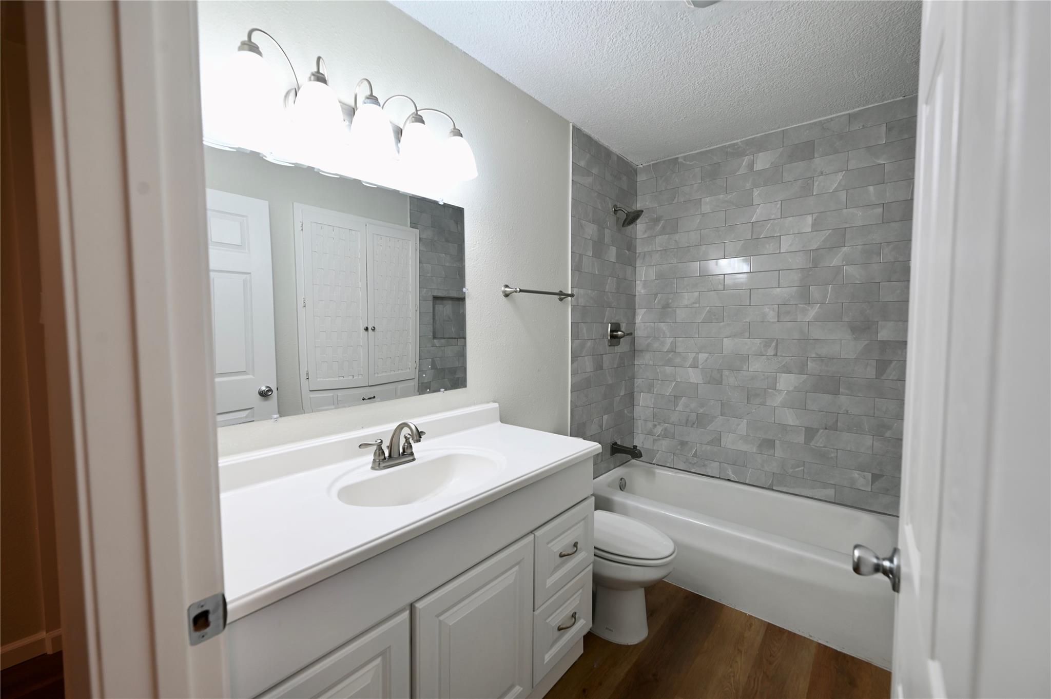 9715 Oak Hollow Dr, Austin, TX 78758