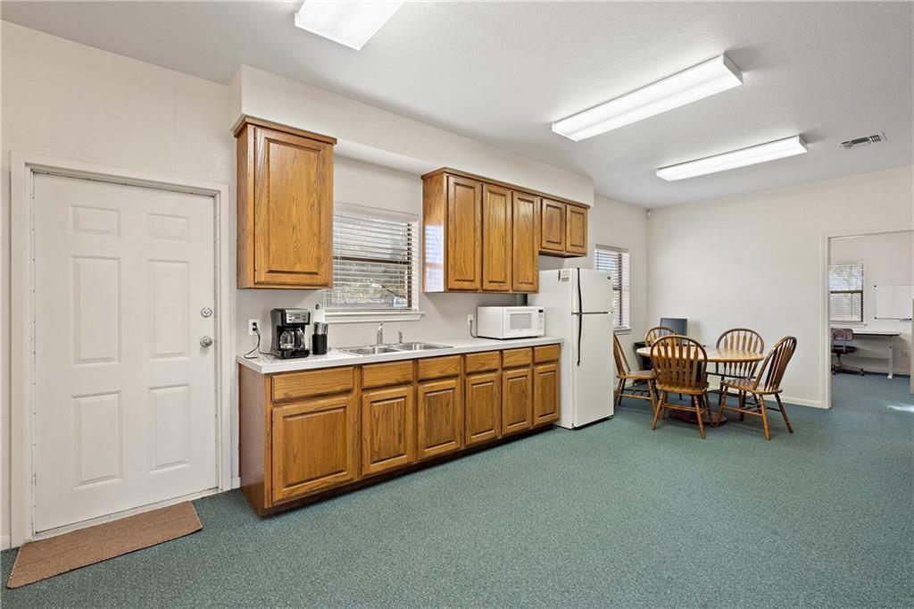 409 Mallard Ln, Taylor, TX 76574