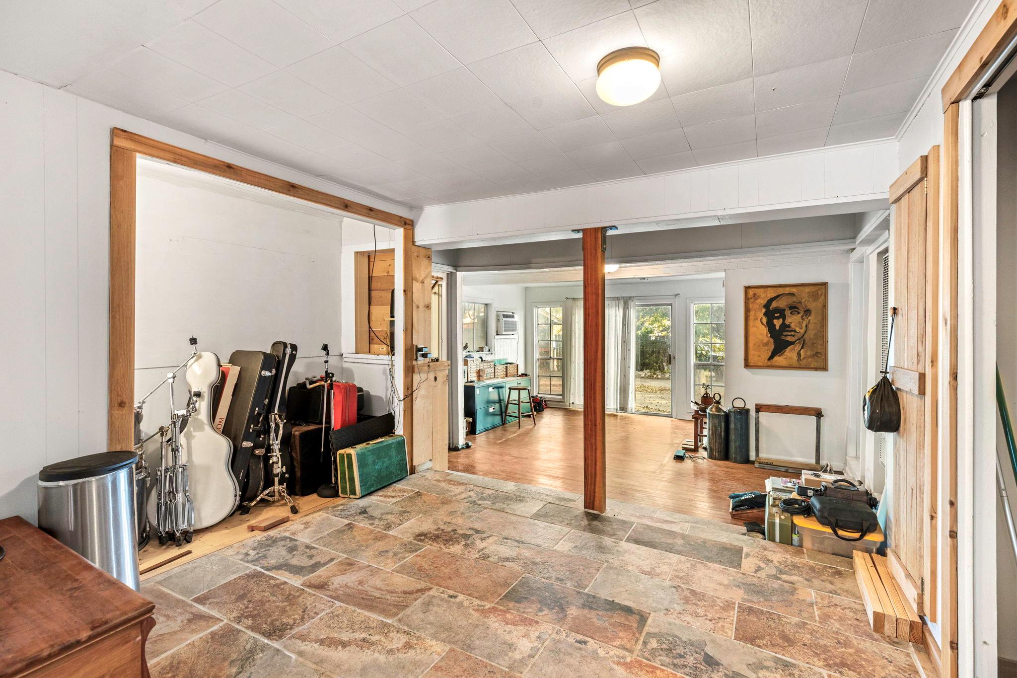 1392 E Market St, Lockhart, TX 78644