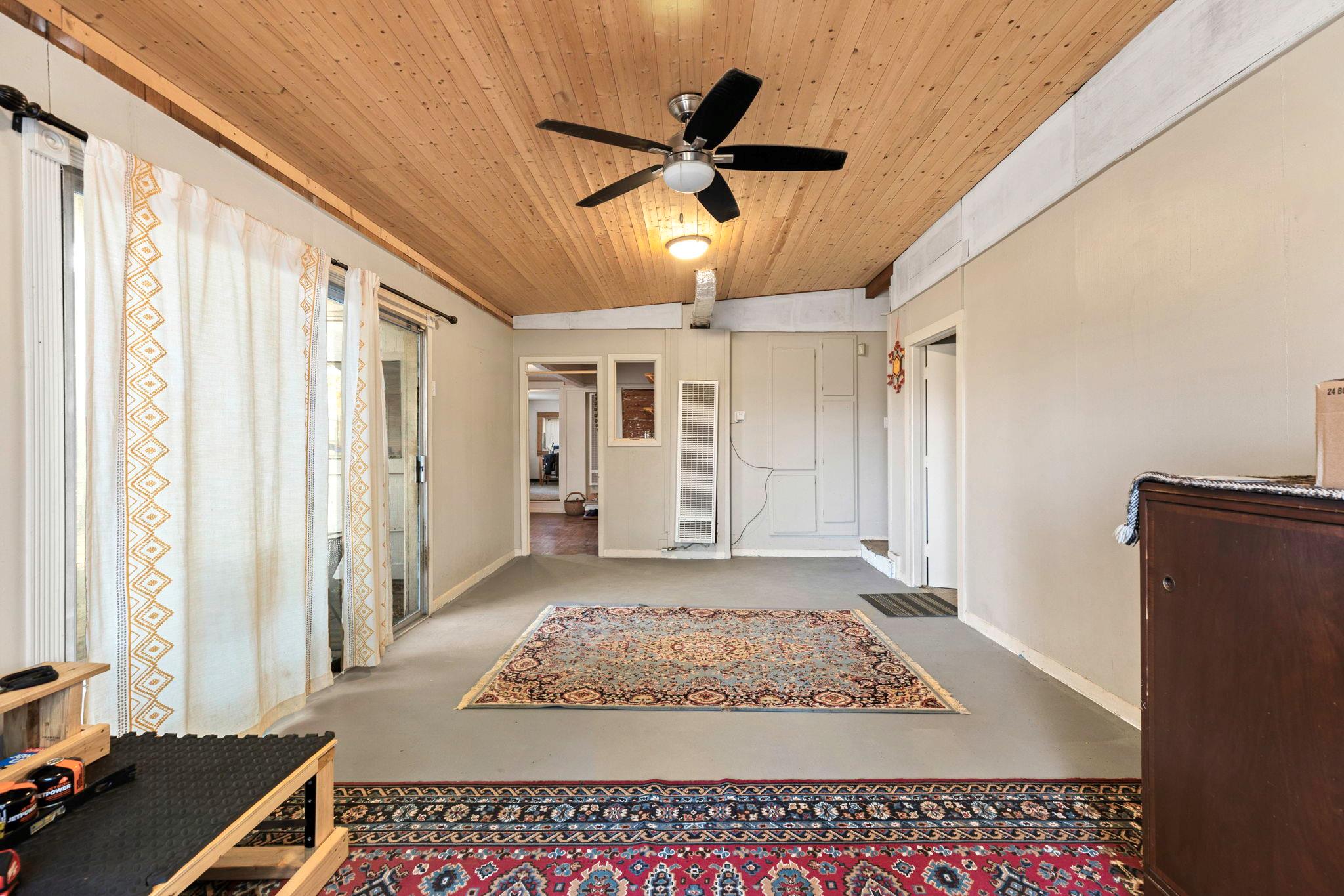 1392 E Market St, Lockhart, TX 78644