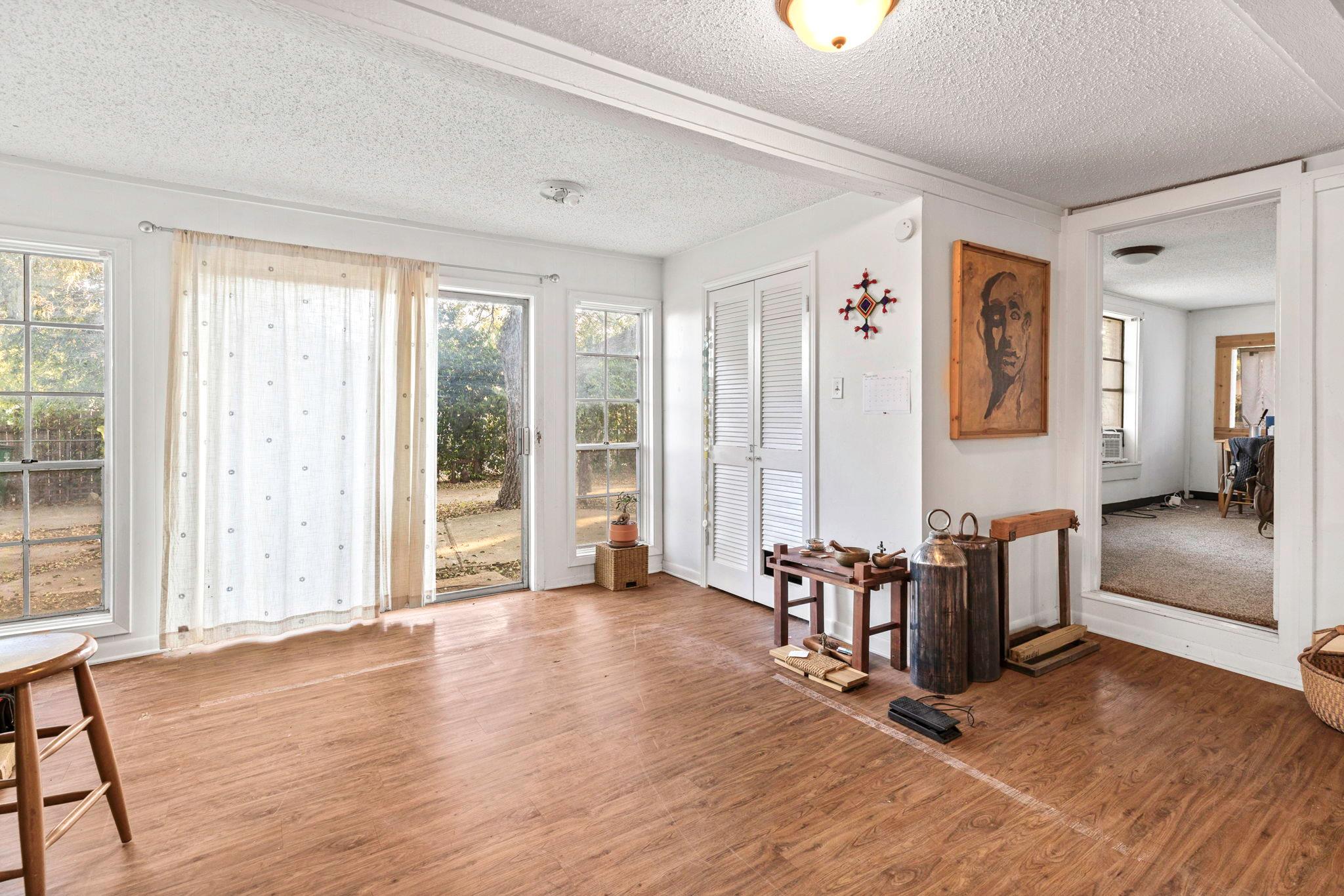 1392 E Market St, Lockhart, TX 78644